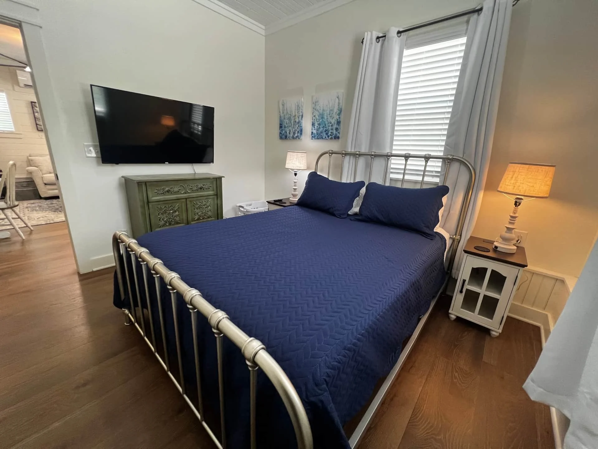 Single queen bedroom 1