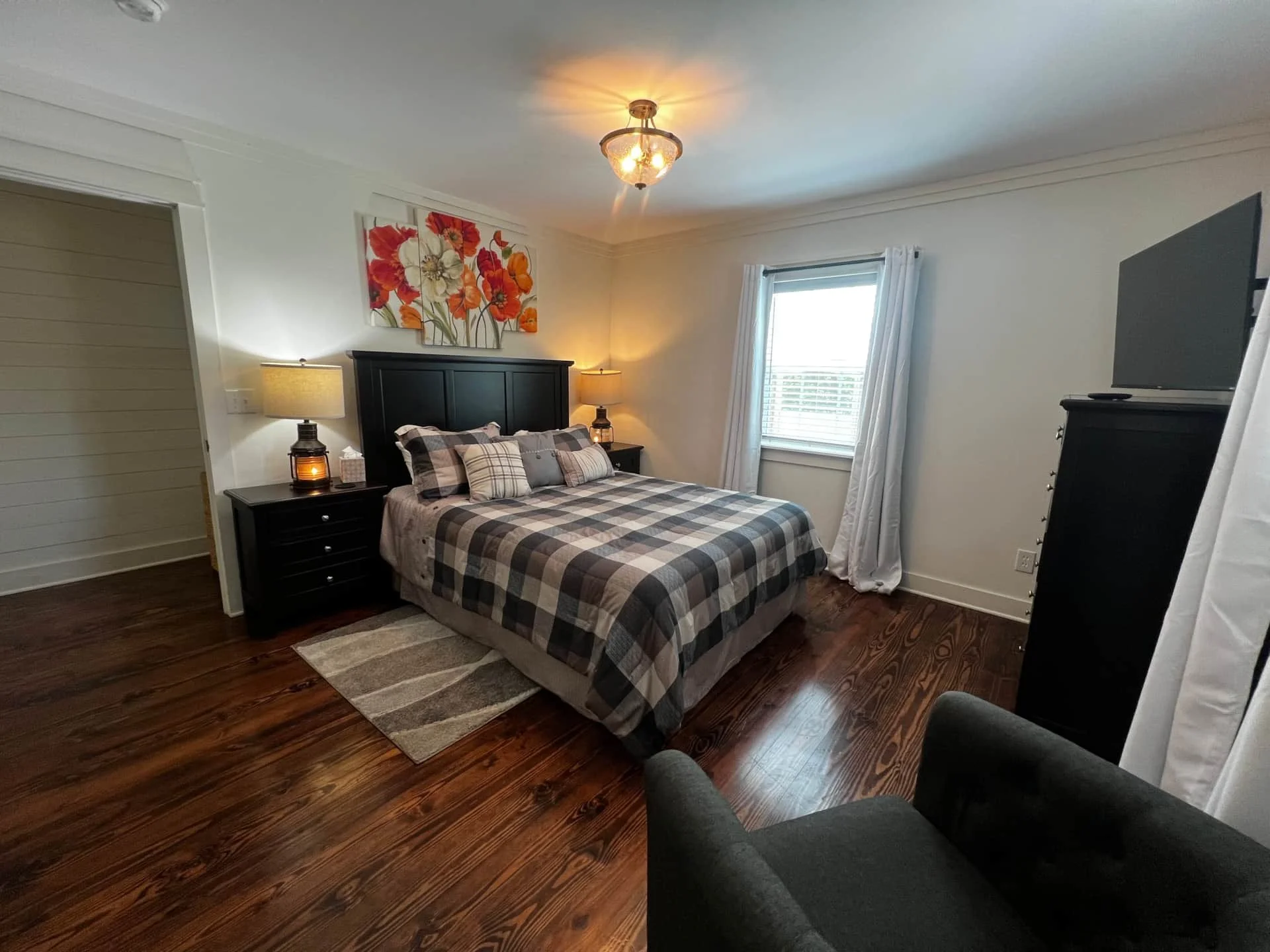 Single queen bedroom