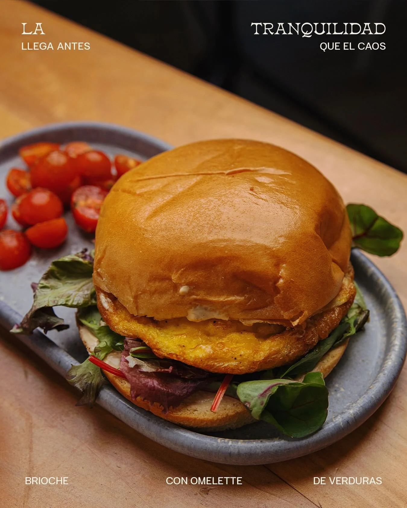 ¿Eres de los que disfruta el silencio y el café antes de que inicie la ciudad? Nosotros también. Por eso abrimos temprano.
Nuestro brioche con omelette y un americano te esperan. Ven a cargar pila antes de que suene la alarma de