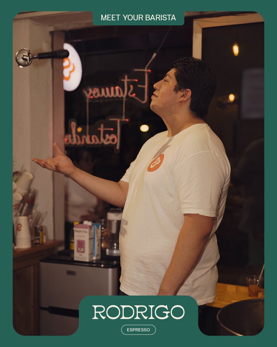 &iexcl;Rodrigo al mando de la barra! 🚀

Detr&aacute;s de cada shot perfecto hay t&eacute;cnica, y nuestro gur&uacute; del espresso domina la presi&oacute;n y la temperatura como nadie.

Si crees que todos los caf&eacute;s saben igual, te urge platic