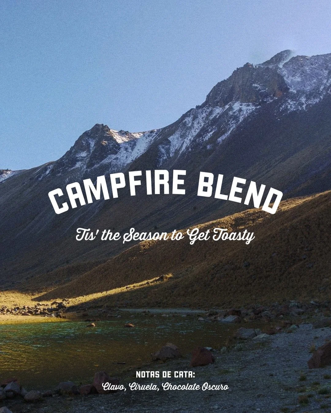 Bajo el cielo oscuro, tapados por una manta del verde infinito, los sonidos del no saber y al mismo tiempo la sensaci&oacute;n de paz alrededor de historias de un fuego.

Esta temporada de festividades quisimos crear algo profundo.

Nuestro Campfire 