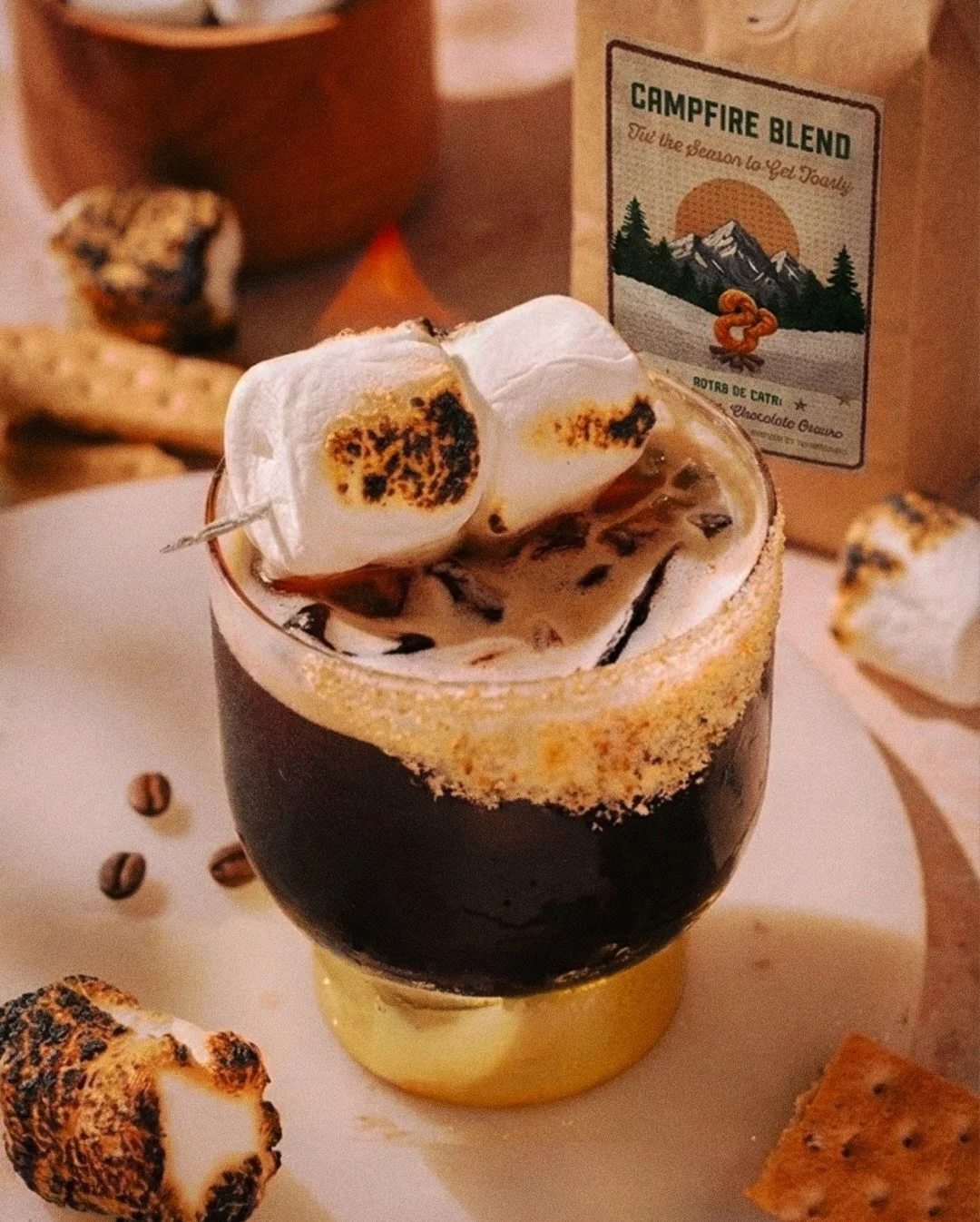 Agita, sirve y disfruta. 🔥☕️ El toque de Fuego &amp; Caf&eacute; que tus reuniones necesitan.

Pro tip: Acomp&aacute;&ntilde;alo con unos bombones flameados para el toque final 🍢🔥

&iexcl;Salud y felices fiestas! 🥂

#Carajillo #FuegoYCafe #Cheers