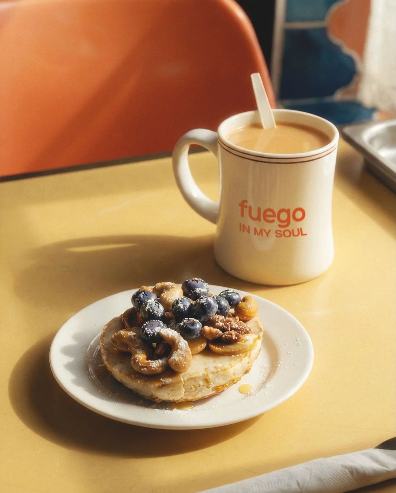 Hoy traemos la vibra de esos lugares donde el tiempo se detiene. 
Ese rinc&oacute;n seguro, entre el olor a caf&eacute; reci&eacute;n hecho y algo dulce. Donde te escondes del mundo por unos minutos antes de arrancar la semana.

A veces solo necesita