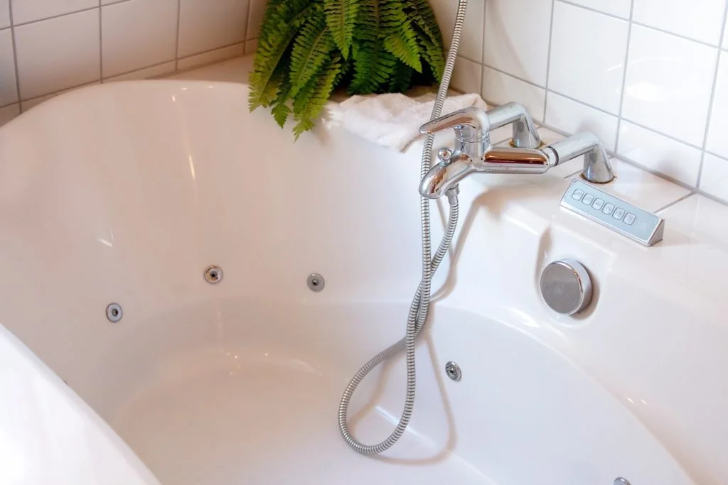 20 Pros of Whirlpool & Jetted Bathtubs