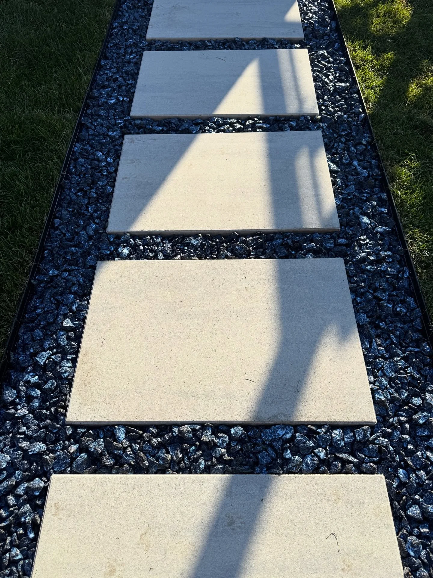 A Path of Perfection using @techobloc ‘s Para 500x750 in Greyed Nickel and Black Granite Chip. ✨
How did we do? 🌿🏠
#techobloc #torontolandscaping #hardscapedesign