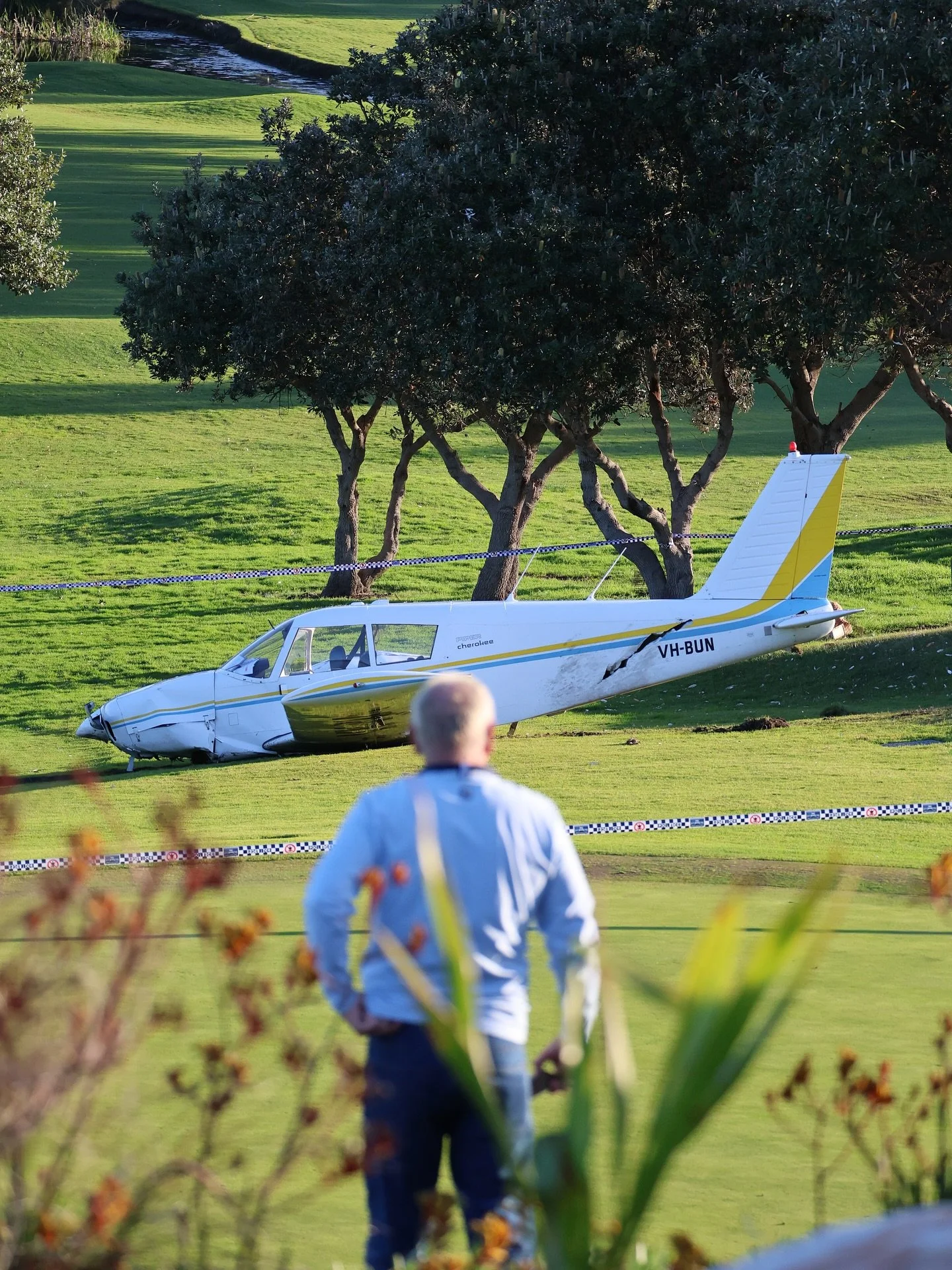 &ldquo;You can&rsquo;t park there mate!&rdquo;. Light plane crash at Mona Vale Golf Course this afternoon ✈️ ⛳️ 📸 @thrillsandspillz #planecrash #golf  @thetawnyfrogmouth @manlyobserver @creaturesofmanly @northernbeaches_living @northernbeachesadvoca