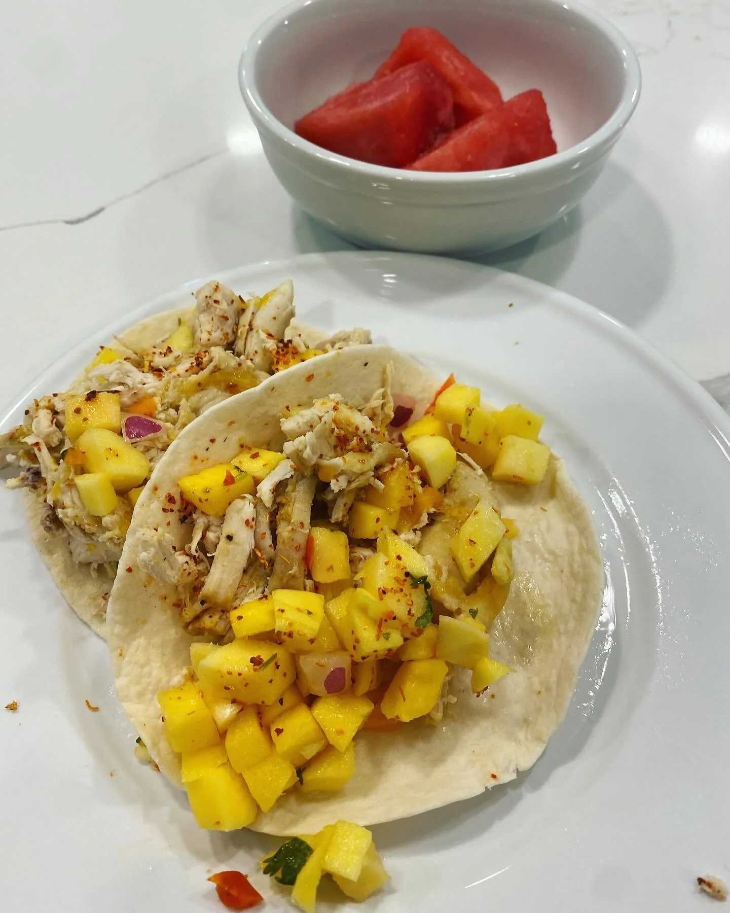 Look how gorgeous the chicken mango tacos are! 
.
.
#lunch #healthylunch #healthyfood #healthylifestyle #healthy #healthyeating #healthyrecipes #diet #weightloss #beachbunnydiet #lowcarb