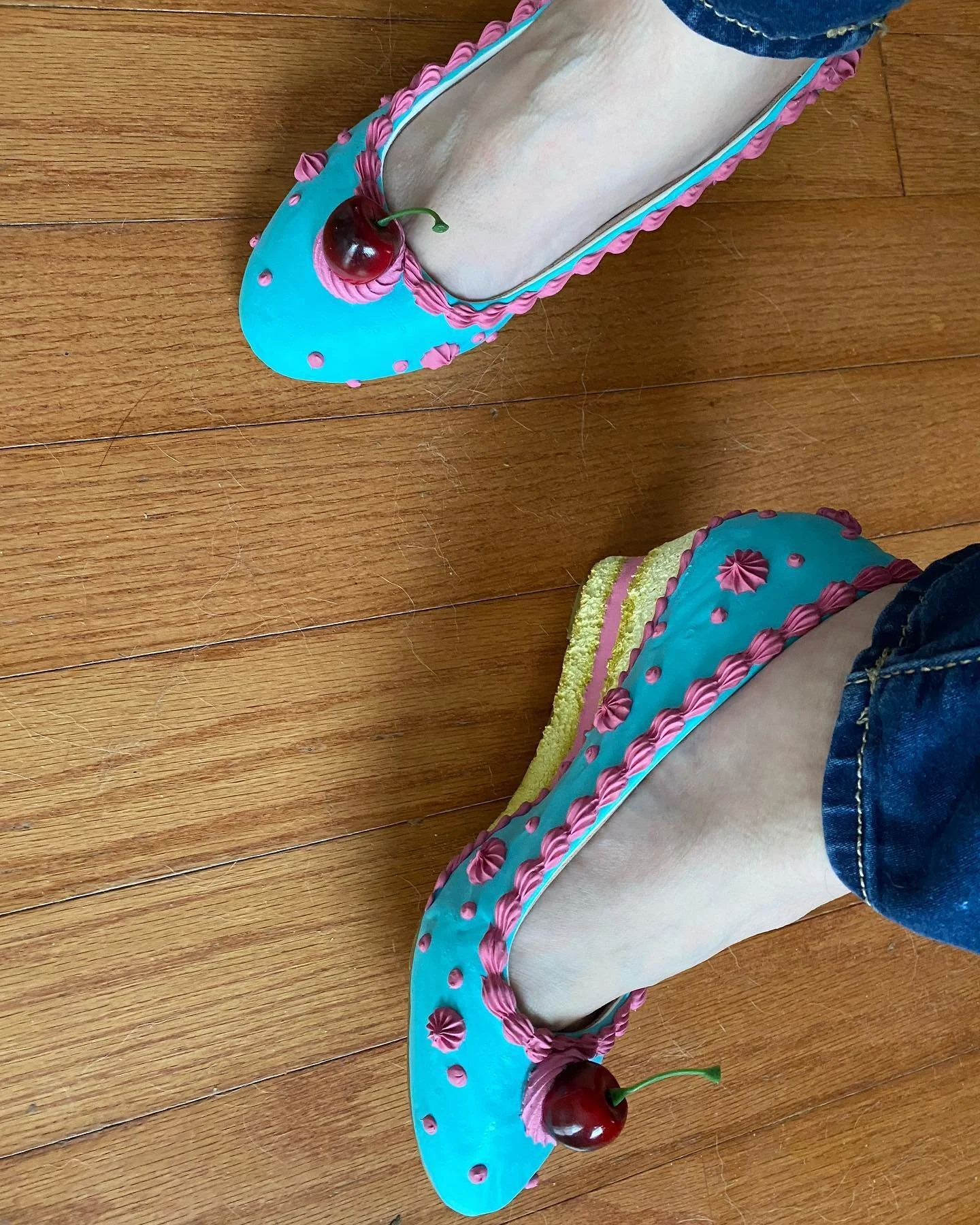 Dopamine dressing at its best and tastiest-looking - cake shoes from @shoebakery 
.
.
#dopamine #dopaminedressing #shoes #shoebakery