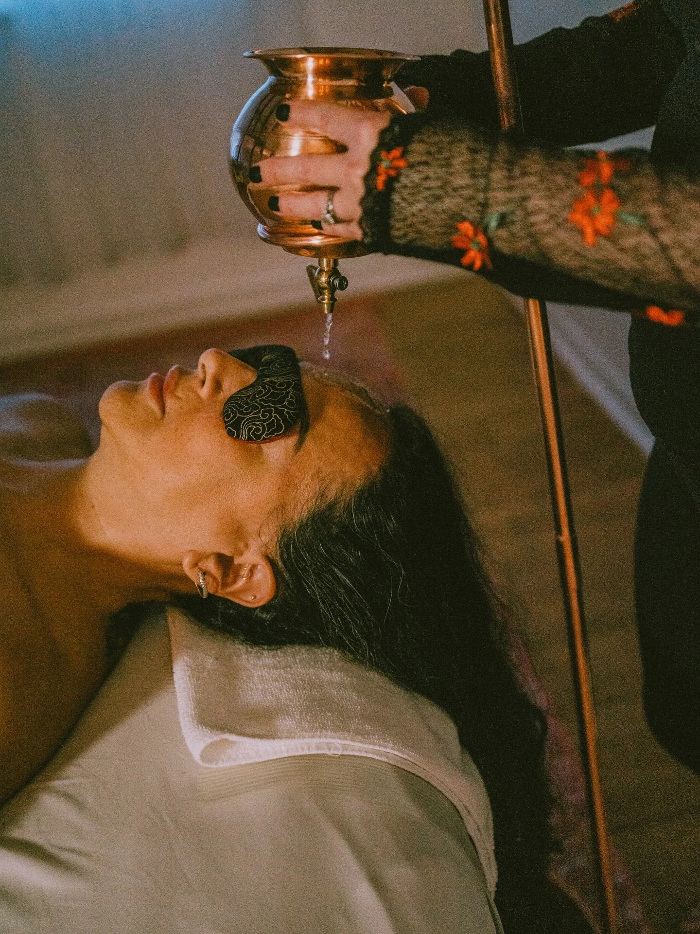 Begin with the ancient Ayurvedic ritual Garshana to help exfoliate and improve your skins appearance. Followed by an Ayurvedic massage with medicinal oils tailored to your specific skin and body needs (or Dosha). This massage is a lymphatic massage -