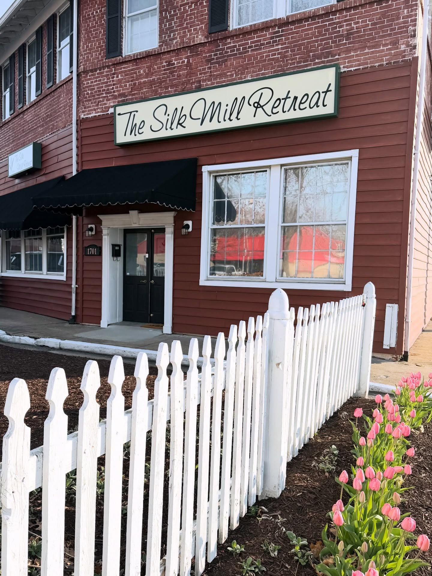 I was greeted by these pretty tulips 🌷🌷🌷 outside the studio first thing this morning 🌞 as I welcomed my Deepfeet 2 students to class. Spring is just around the corner and I&rsquo;m so ready for it! ✨
@silk_mill 
#deepfeetbartherapy #ashiatsu #mas