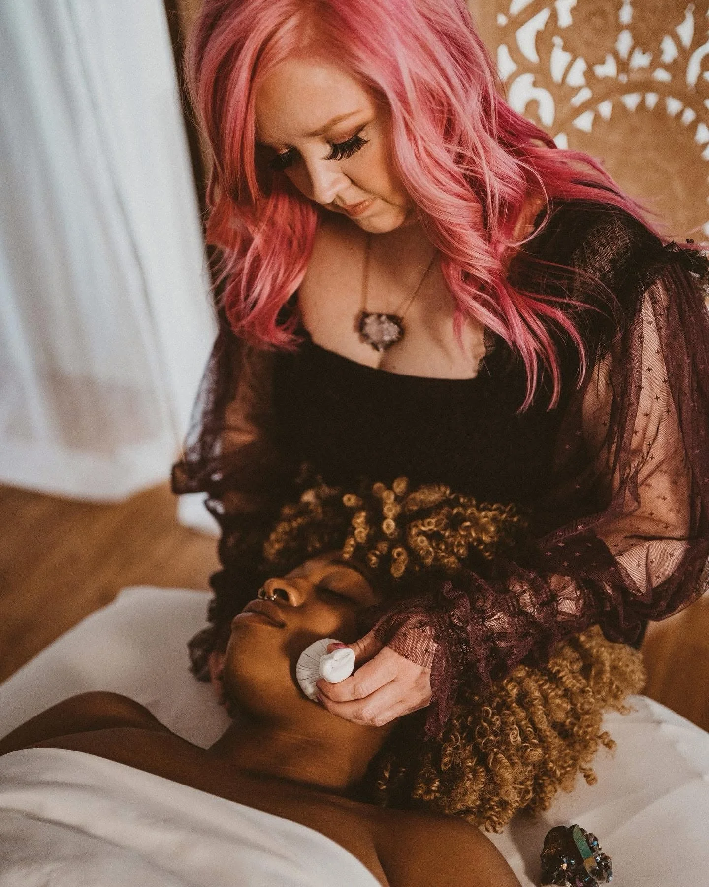 My approach to skincare is to nurture your whole body, mind and spirit and to leave you with vibrant, beautiful skin. 🧖🏽&zwj;♀️💆🏽&zwj;♀️🤲🏻🌿🌸✨

Begin by soaking your feet in a signature seasonal foot soak while you a sip a seasonal tea.

Lying