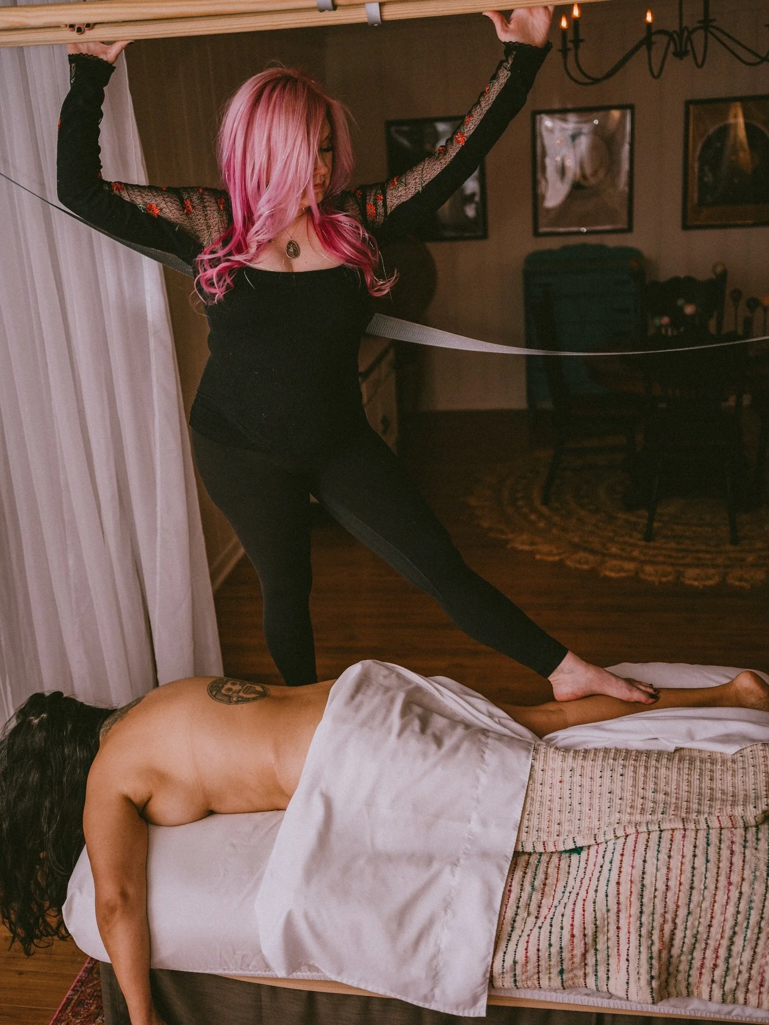 I just had *1* spot open up for my June 11-13, 2026 Basic&rsquo;s course! Come learn barefoot massage with me in Fredericksburg, Virginia! 

What is Ashiatsu? 👣&hearts;️✨

The root word &ldquo;Ashi&rdquo; in Japanese means foot and &ldquo;Atsu&rdquo