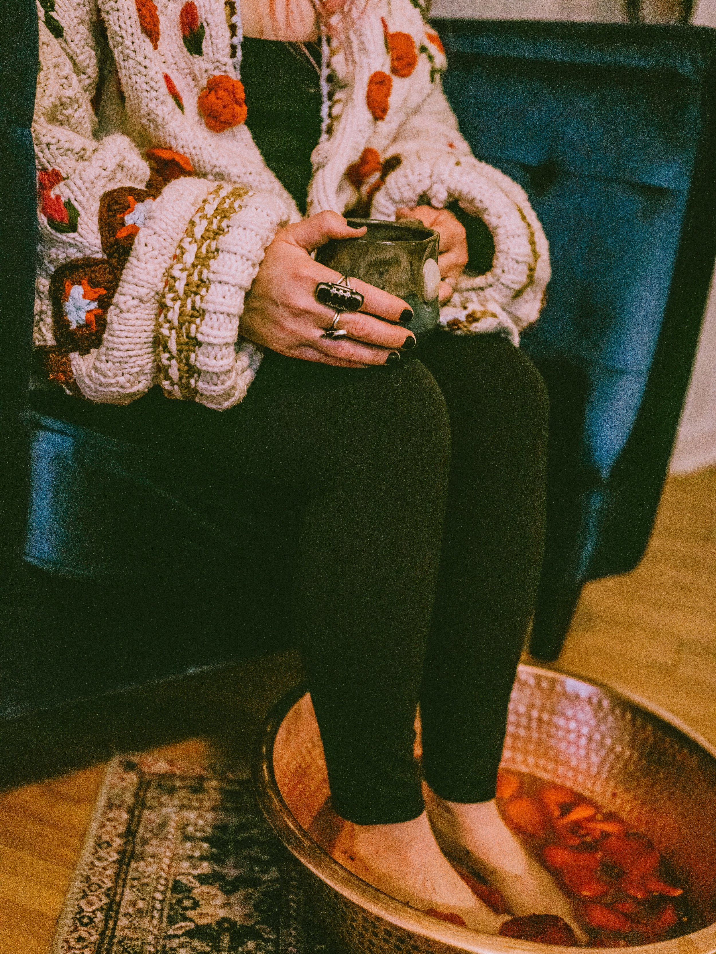 How I take care of my feet as a barefoot massage therapist. 👣&hearts;️✨

-I schedule regular monthly pedicures with @downtherabbithole.nails to keep my nails short and tidy.
-My favorite dead skin removal method is to soak my feet on the side of my 