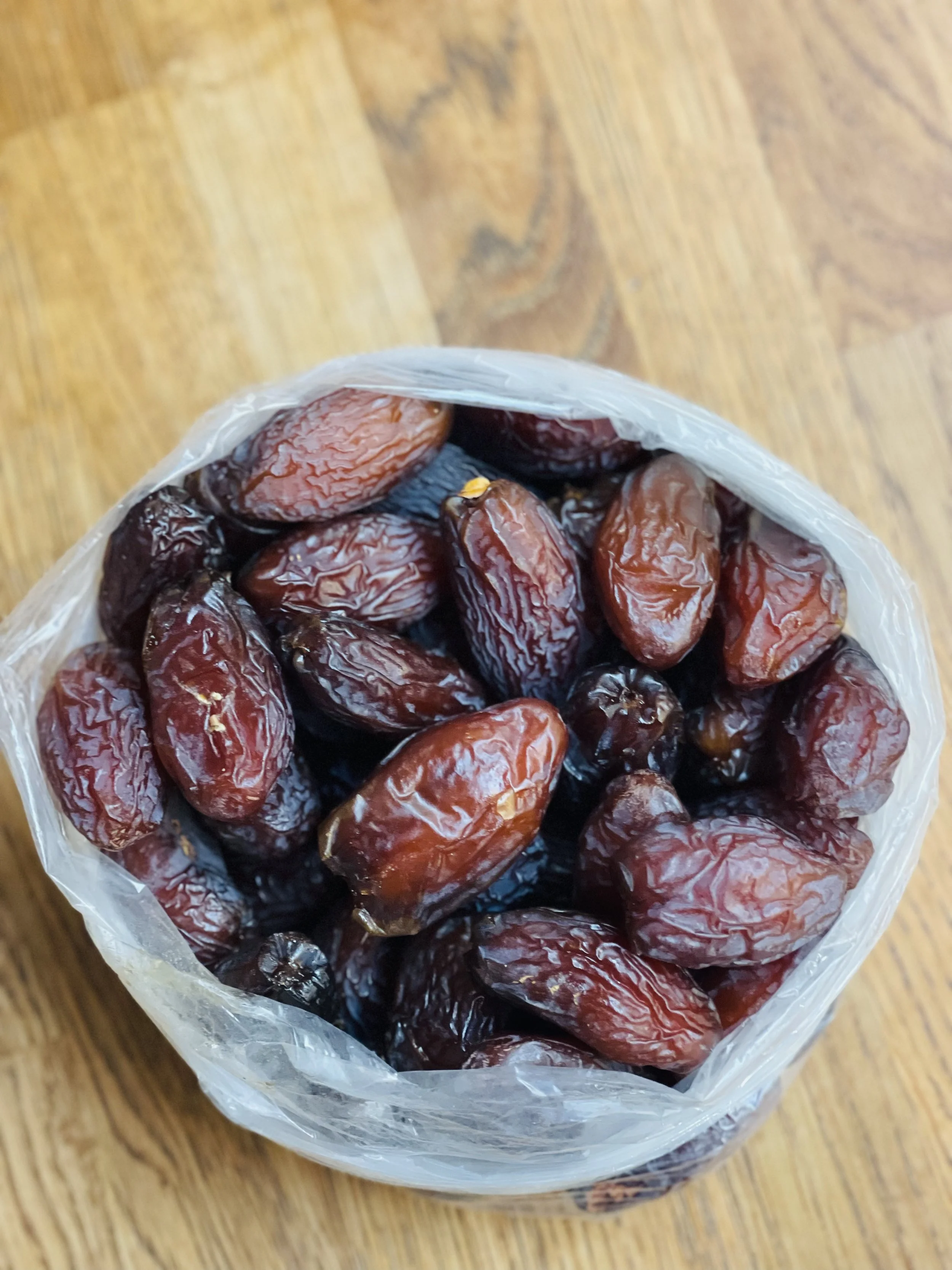 Gedroogde vijgen in een plastic zak op een houten tafel