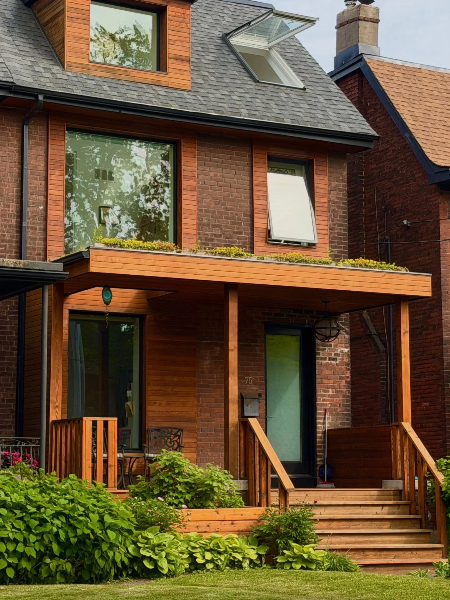 One of my favourite semis in Roncy, captured on a beautiful June afternoon.

Designed by Moote Architect.

#Roncesvalles #RoncesvallesVillage #Roncy
