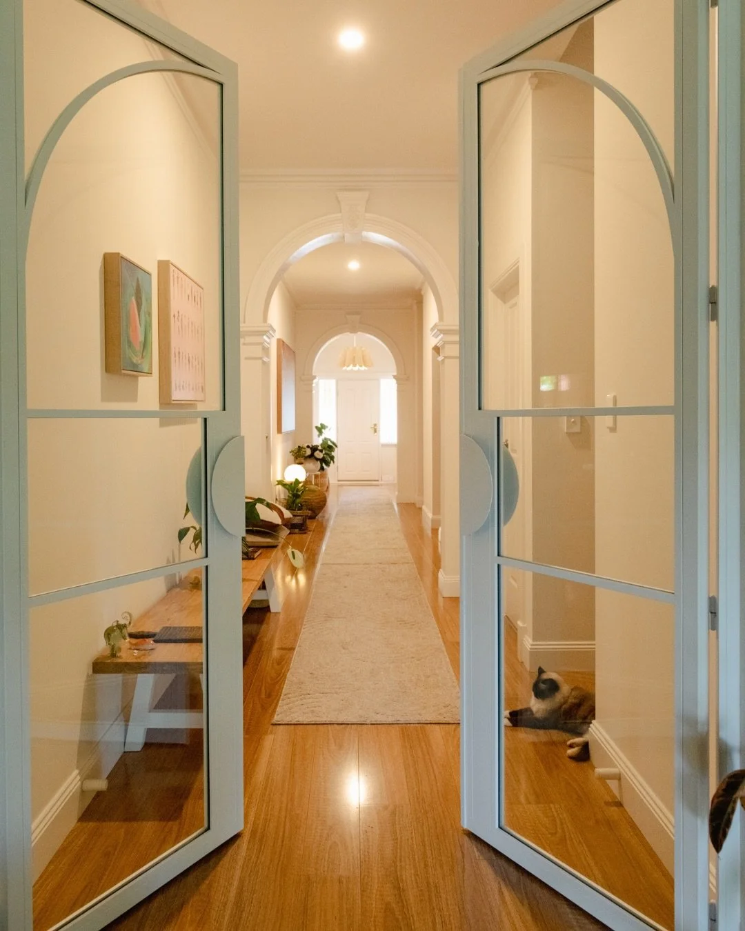 This hallway, though! 🔥

Our latest project, featuring our white steel double doors with a arch insert. Fitting this space perfectly - making the transition from the hallway to living area absolutely stunning! 🙌🏽

📷 @kickittome