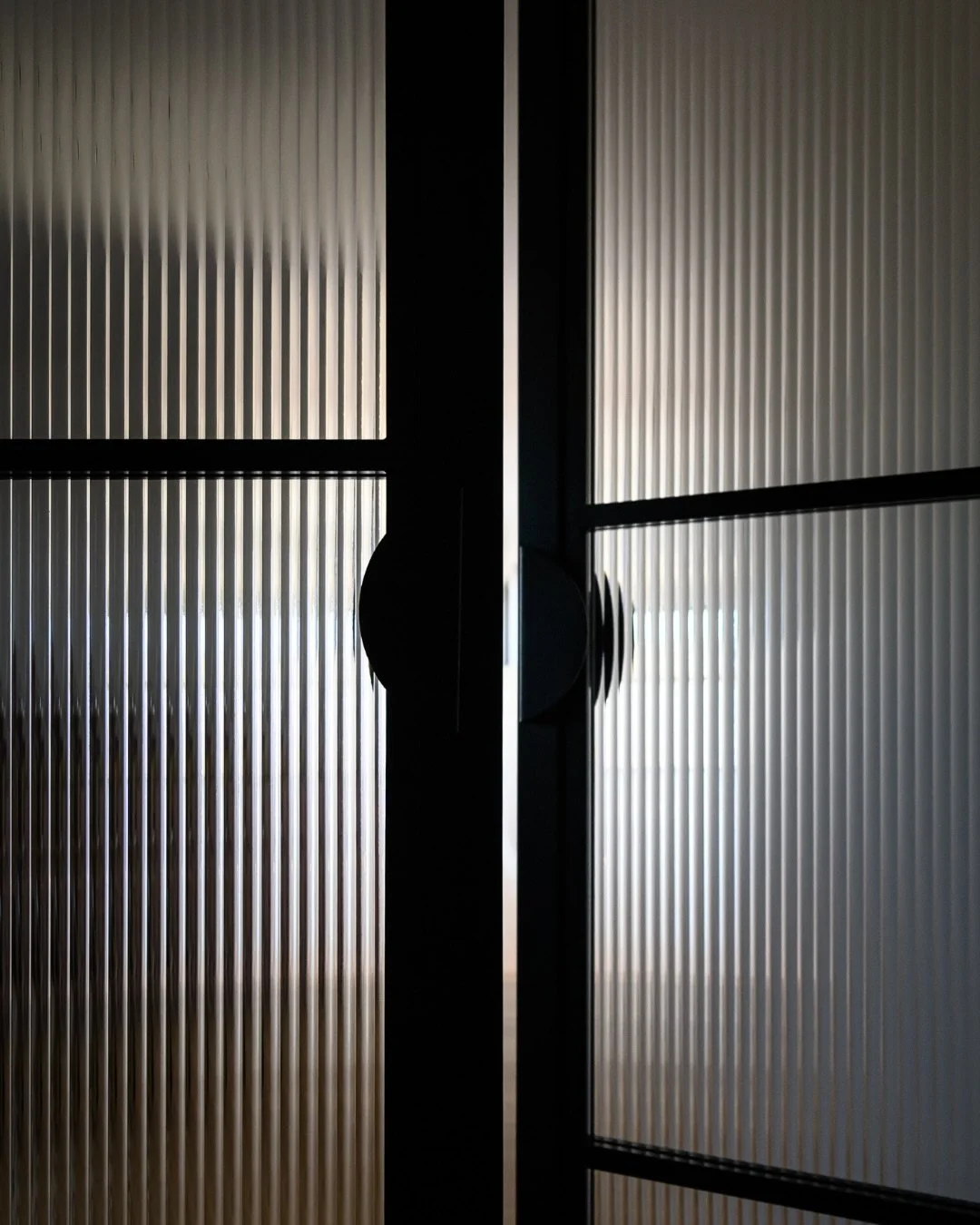 Privacy, elevated.

Fluted glass transforms light and space without compromise ✔️