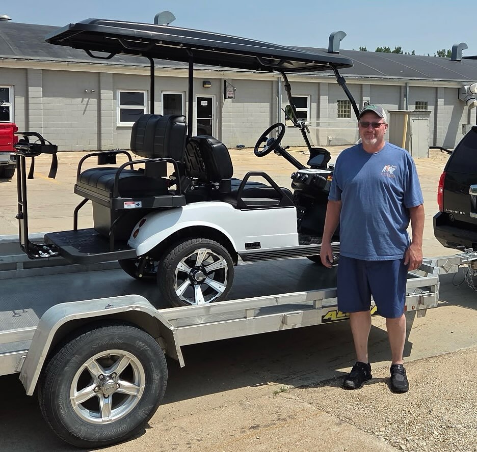 Congrats to Mike on his new golf cart! Enjoy 😎

#evolutionelectricvehicles #golf #golfcarts #jenterprisegolfcarts #charlescity #customerappreciation