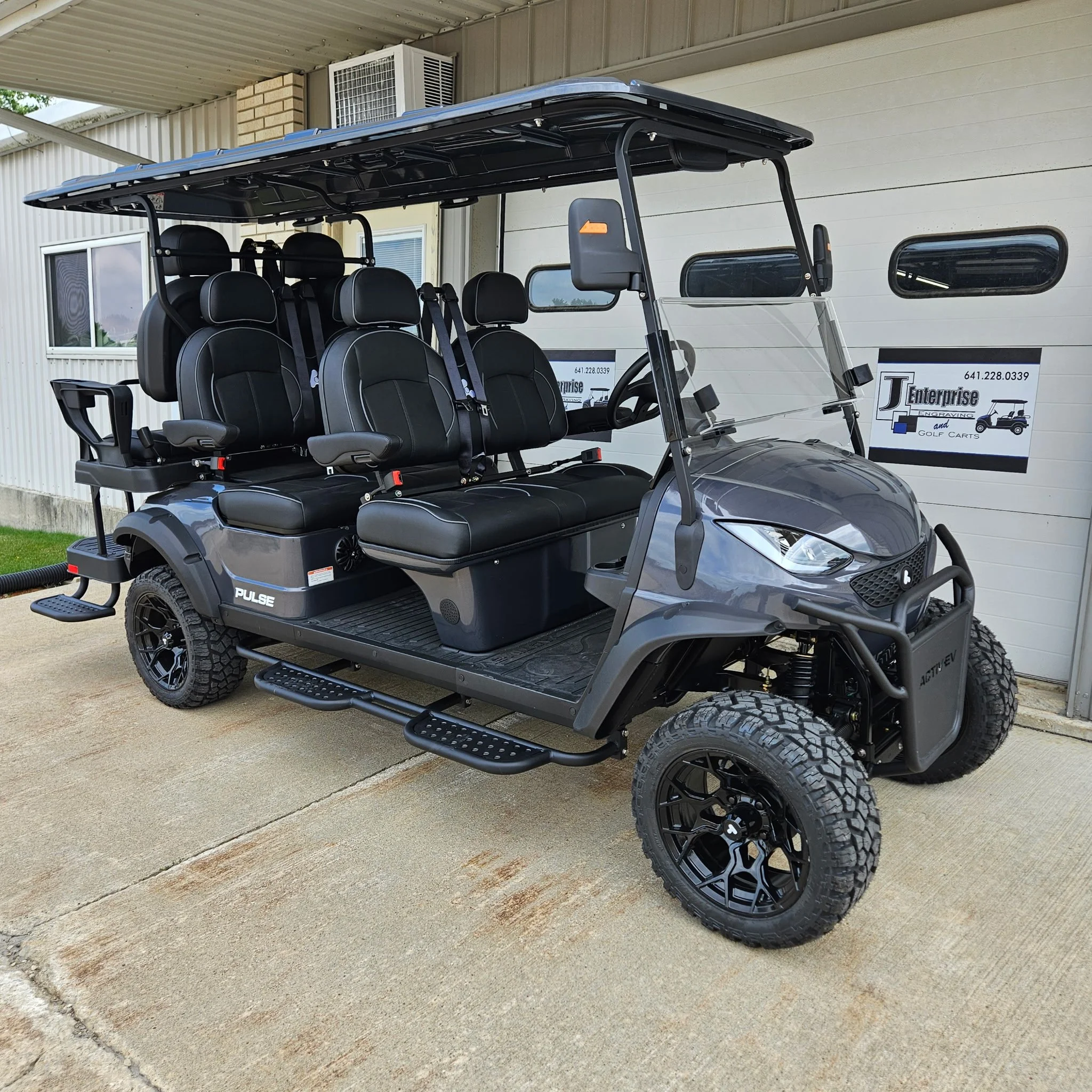 6-seater-golf-cart-bintelli-electric.JPG