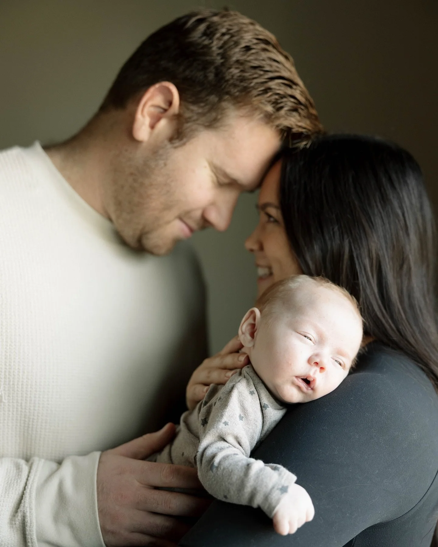 It&rsquo;s the way his little features fit so perfectly in mommy &amp; daddy&rsquo;s hands 🥹

#mnnewbornphotographer #centralmnphotographer #minnesotanewbornphotographer