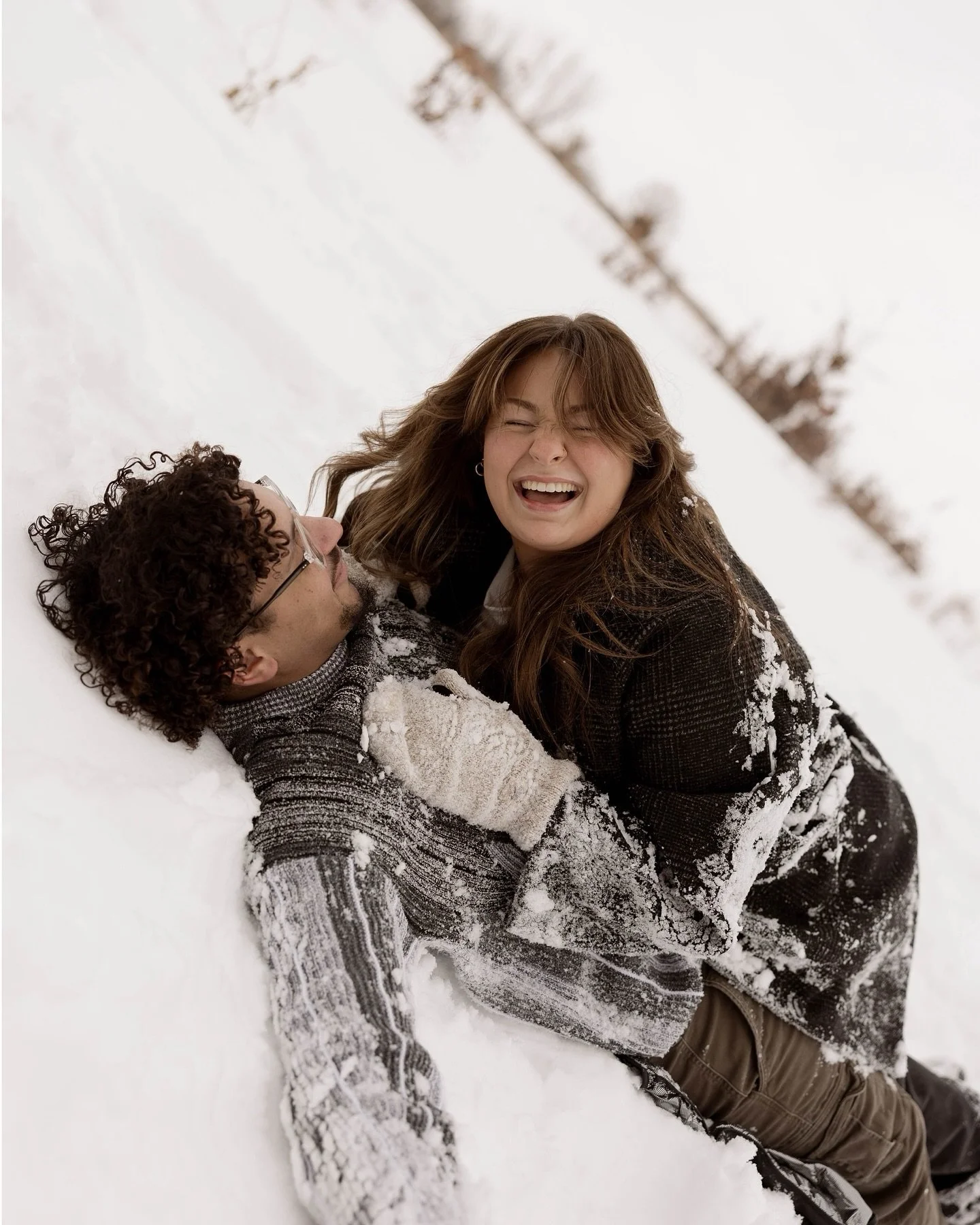 Freezing my fingers off was so worth it!🤩What a fun time it was shooting these two in the beautiful, fluffy snow. Big S/O to Briana and Eric for being so willing to try my silly prompts and get a bit snowy 😜
