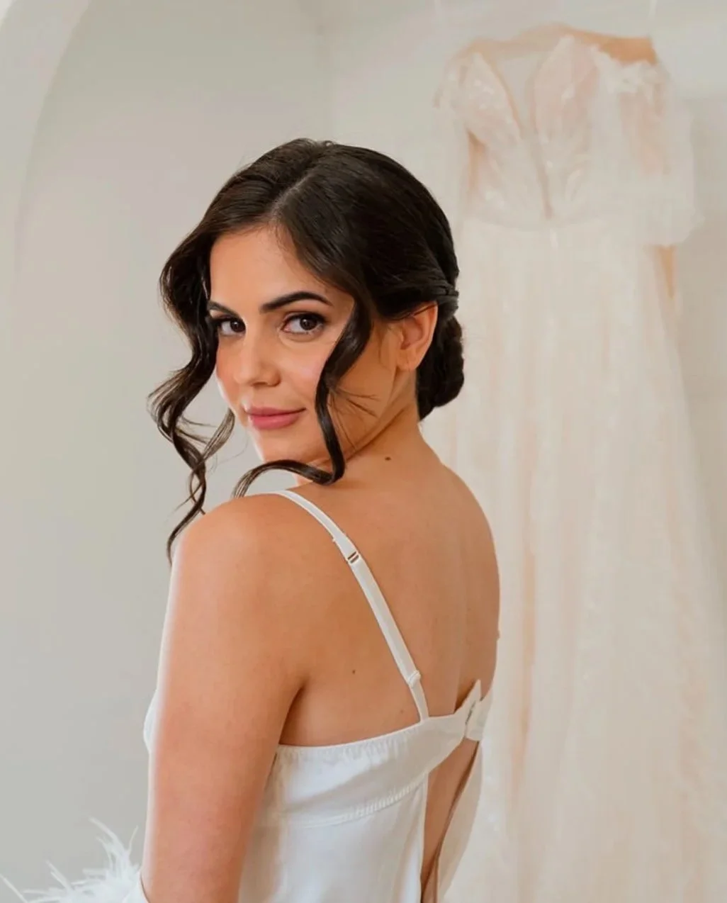 Virginia Diez bridal aesthetic is natural, elegant, timeless, and sophisticated. Her work is particularly suited to clients who want to look like themselves, elevated, rather than heavily made up.