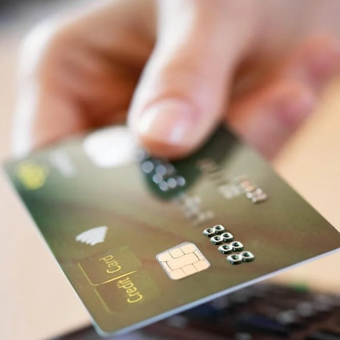 hand holding a credit card