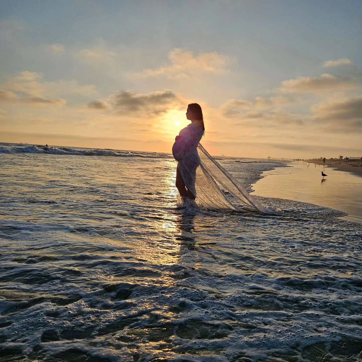 Beach Maternity Photography session #beachmaternityshoot  #maternityphotoshoot  #riversidephotographer  #orangecountyphotographer #silhouettephotography  #sunsetphotography