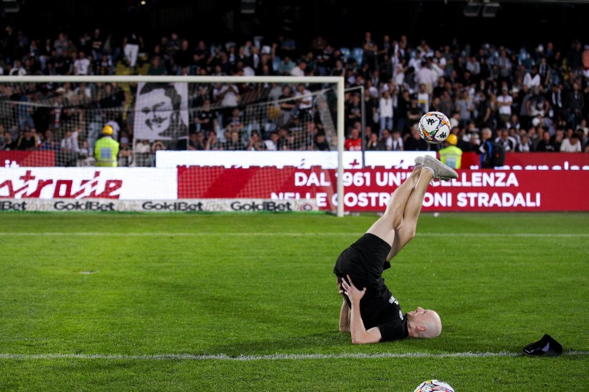 Mattia Ruggiero il mister del freestyle halftime show freestyle football, show di calcio freestyle a centrocampo allo stadio dino manuzzi per il tifosi time del cesena fc con un attimo in forma