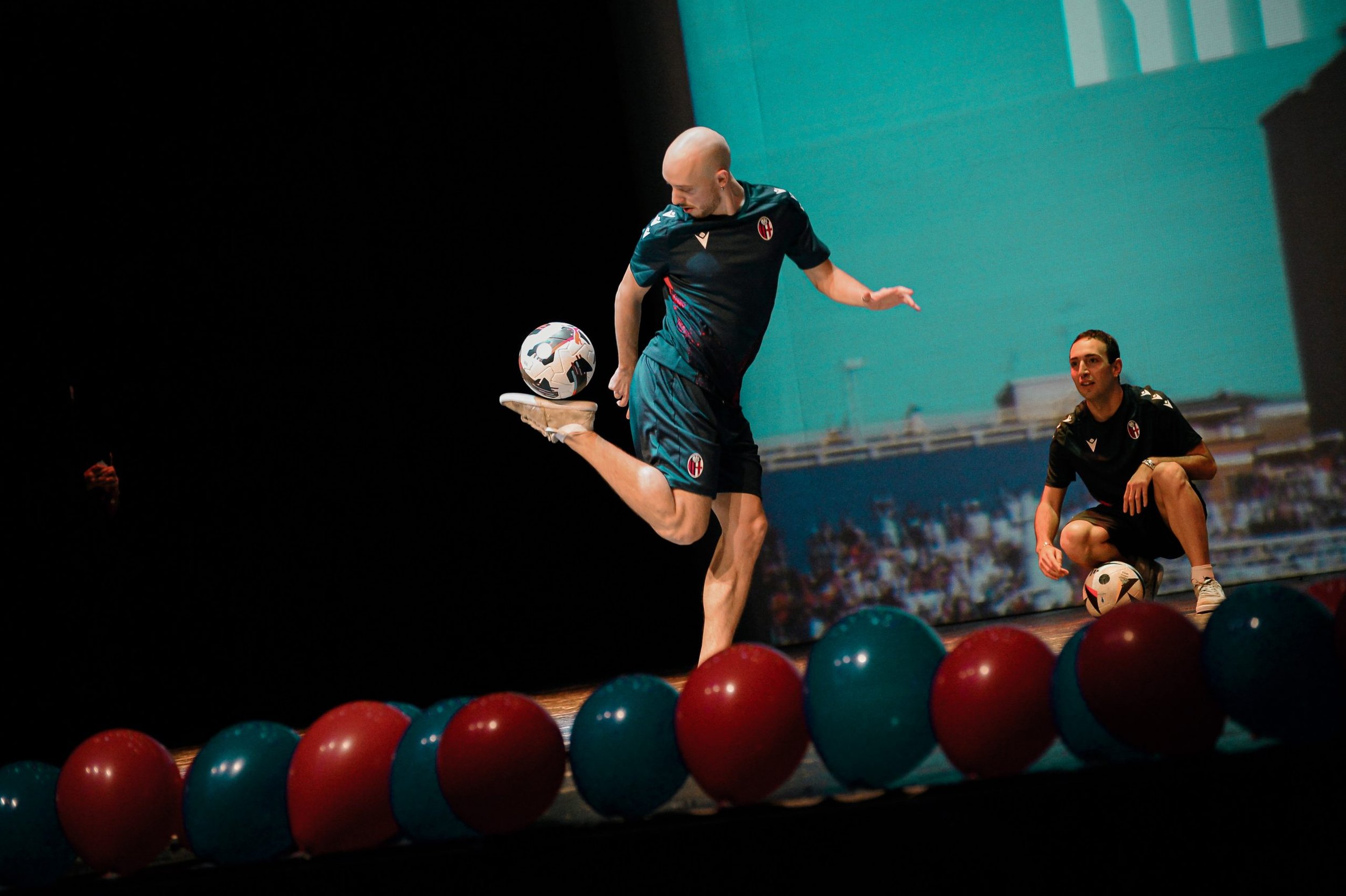 Show di calcio freestyle di Mattia Ruggiero al teatro celebrazioni di Bologna per la festa di natale della scuola calcio e del settore giovanile del Bologna FC