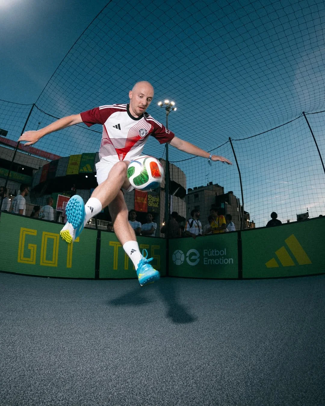 Mattia Ruggiero e le sue skills di freestyle all'evento Adidas The Yard a Milano insieme alla squadra Skiller 