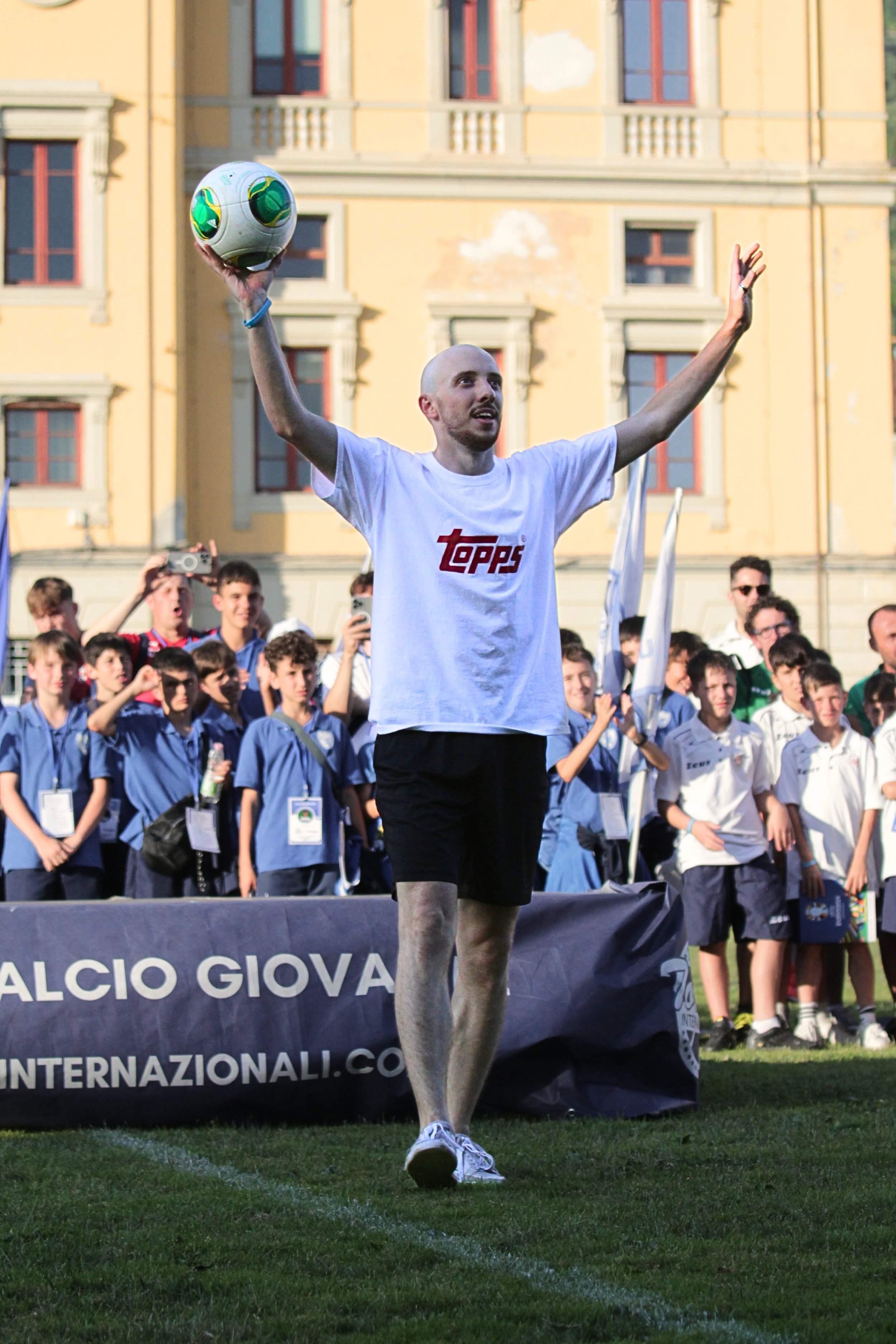 Spettacolo ed esibizione di calcio freestyle col campione Mattia Ruggiero ai tornei di calcio giovanile internazionali a Forte dei Marmi
