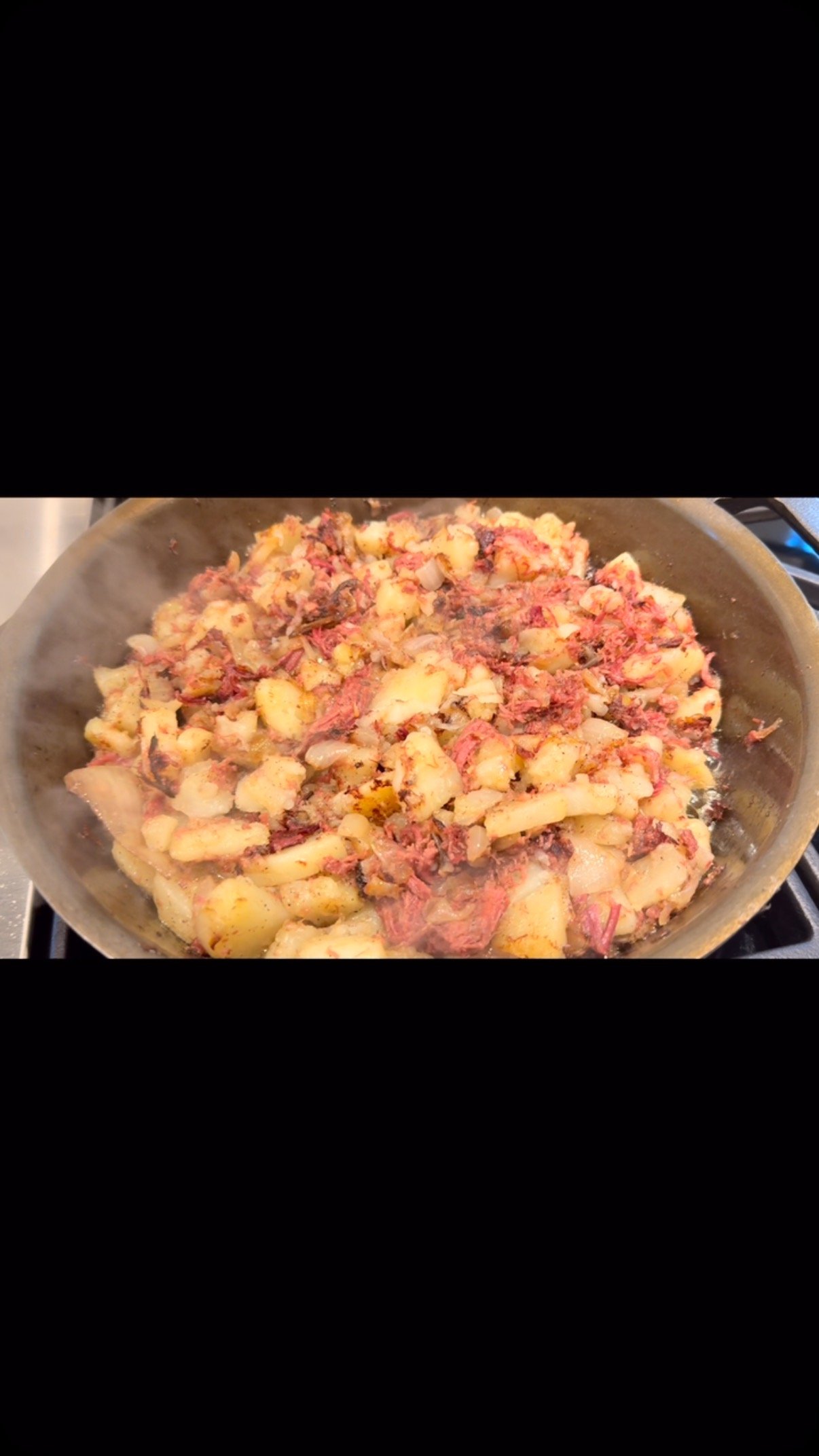 Corned Beef Hash - in the SKILLET! #castironskillets #stargazercastironskillet #cornedbeefhash #castironcooking #castiron
