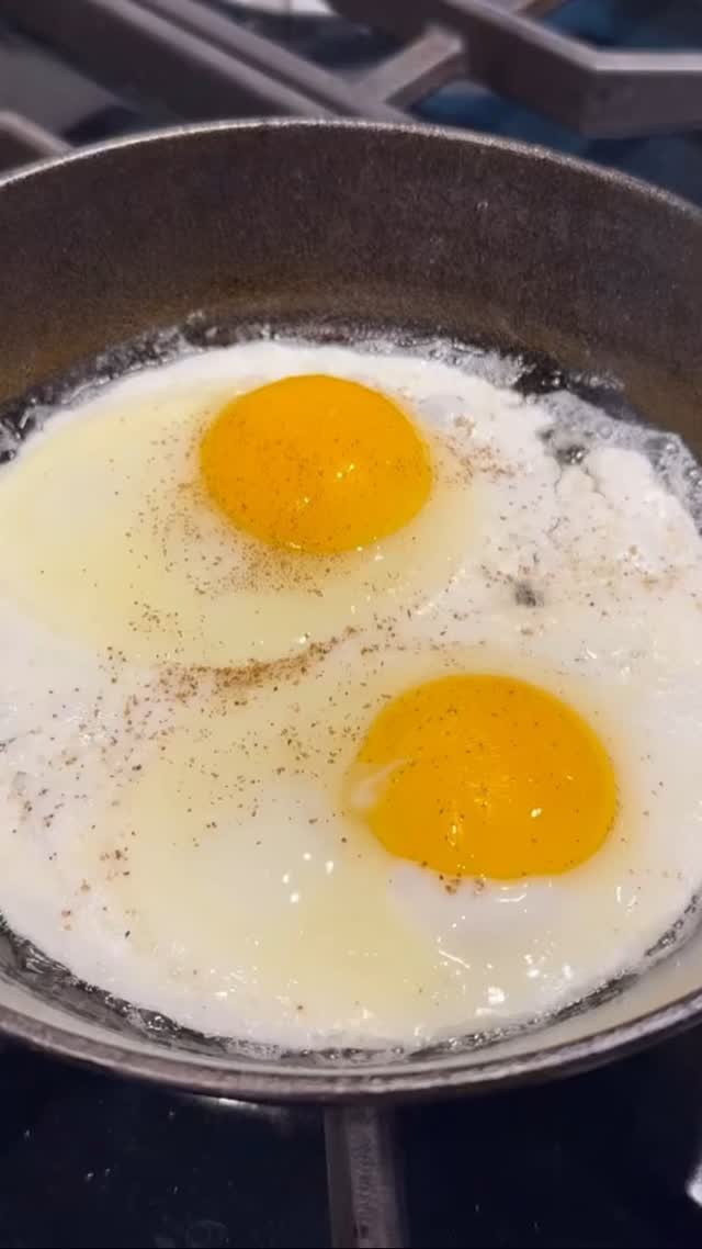#castironskillet #lodgecastiron #friedegg🍳