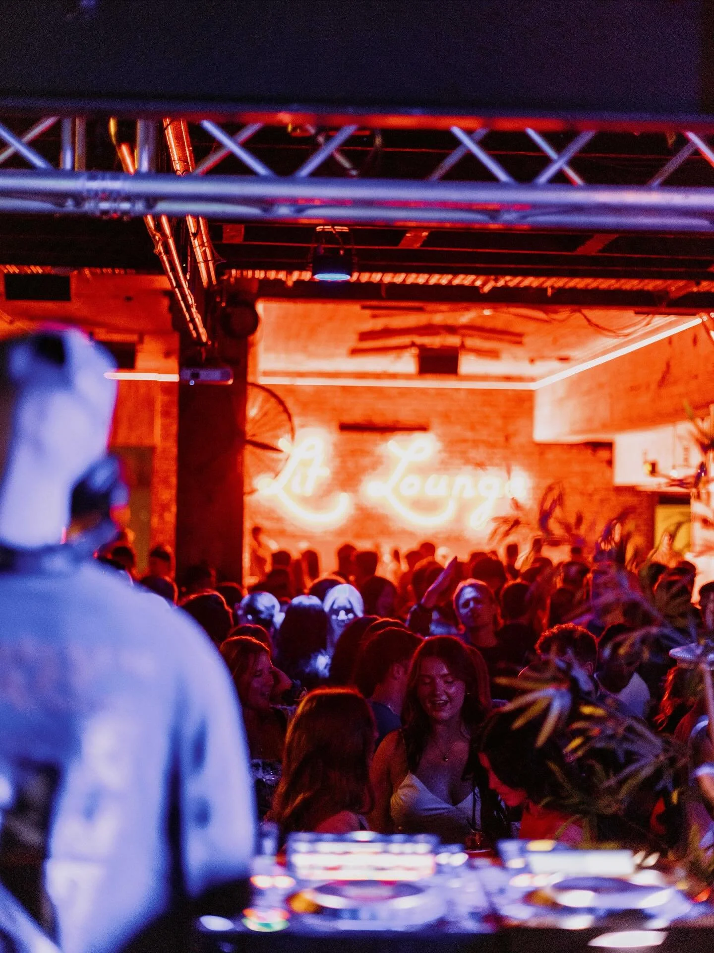 Veluna Sundays at The Beachy &mdash; Bondi&rsquo;s biggest Sunday session.

Afro, deep &amp; house from 5PM till late, free entry, plus $10 pizza before 7PM. 🍻