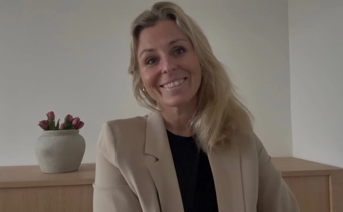 Har du nogensinde t&aelig;nkt:
&ldquo;Hvorfor ender jeg altid samme sted?&rdquo;

Samme tvivl.
Samme konflikter.
Samme uro.
Samme type relationer.

Selvom du egentlig godt ved bedre.

Det er ikke fordi du mangler viljestyrke.

Det er fordi indsigt ik