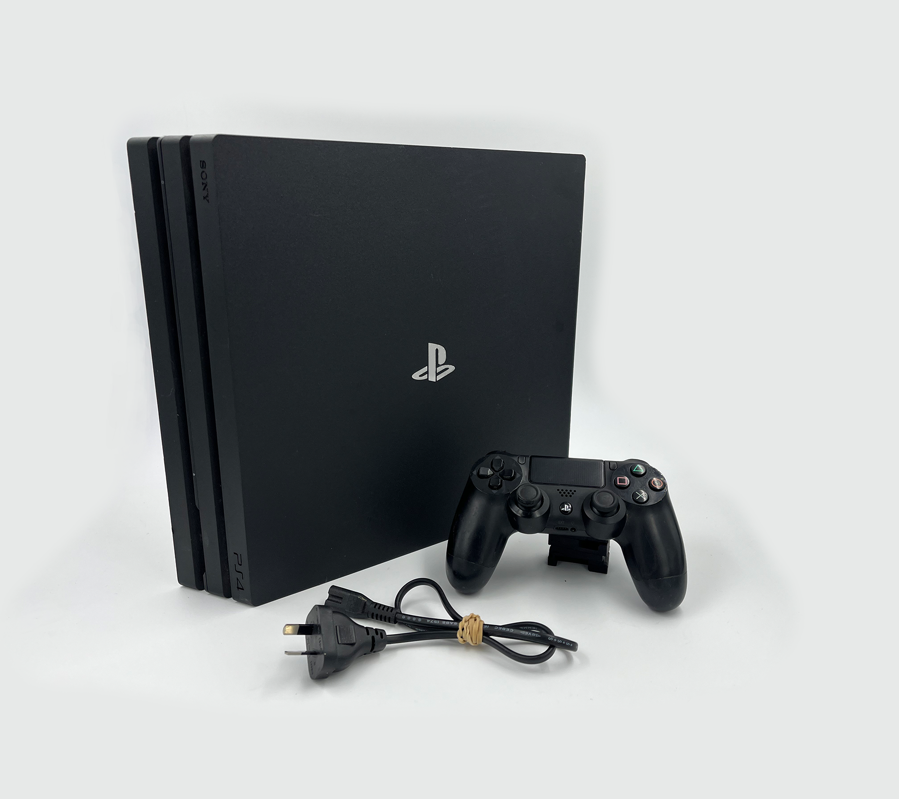 Front on - PS4 Pro - All Accessories.png
