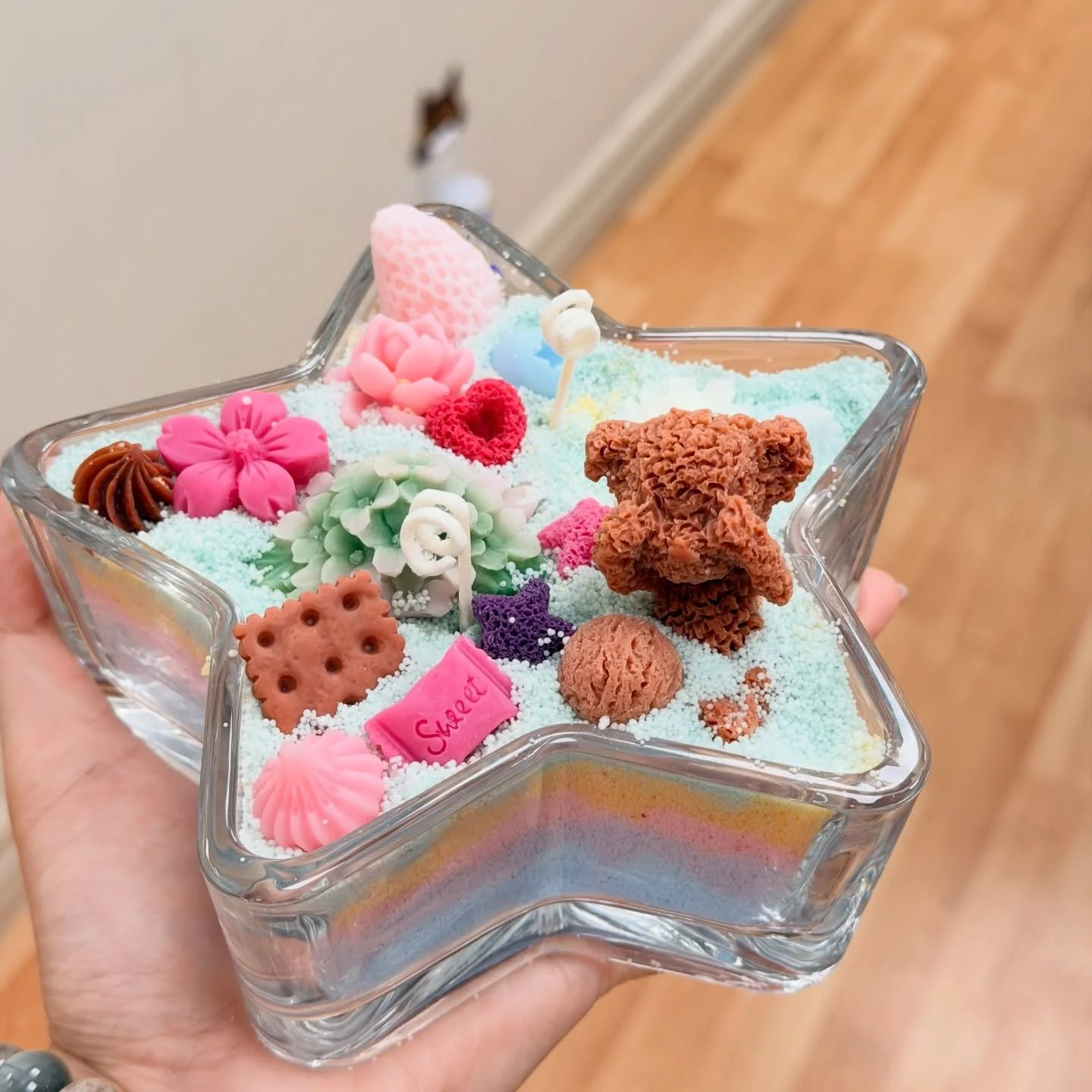 Sand wax candle cup workshop ✨🕯️ Book link in bio☝️
 #craftsofinstagram #candlemakersofinstagram #candlemaking #diystudio #candledecor