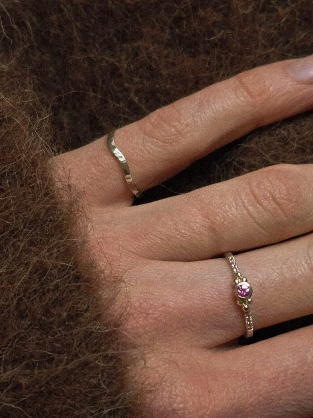 "Veluna", der Ring der absichtlich und eigentlich ausschlie&szlig;lich f&uuml;r den kleinen Finger gedacht ist  und Ring "Moontrace" in der pinken Ausf&uuml;hrung.
.
.
.
#ring #edelsteine #Silber #Saphir