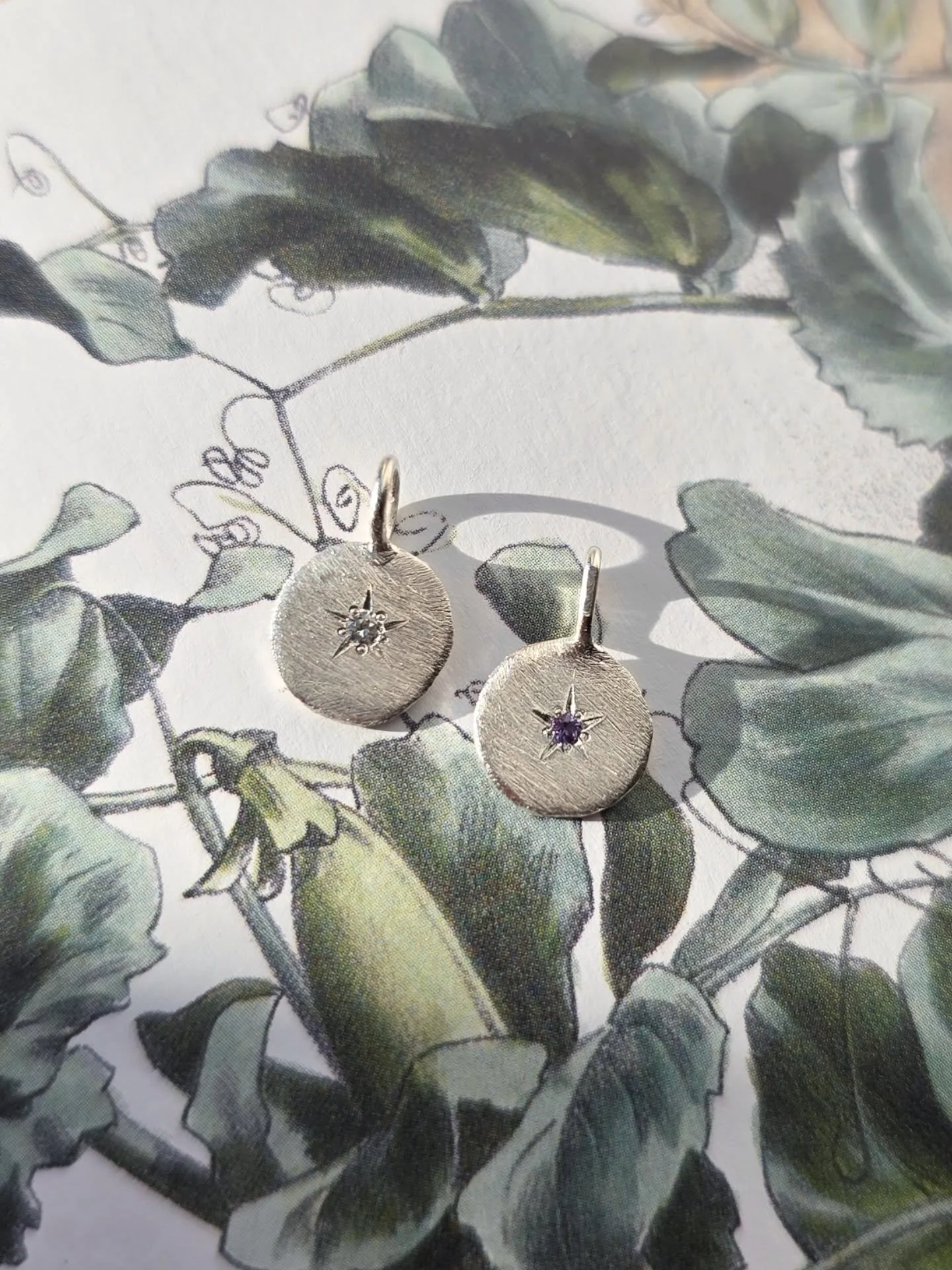 One in a million stars - Silver edition with an upcycled brillant or a purple fair sapphire 🤍
.
.
.
#Stars #universe #starjewellery #inspiredbynature