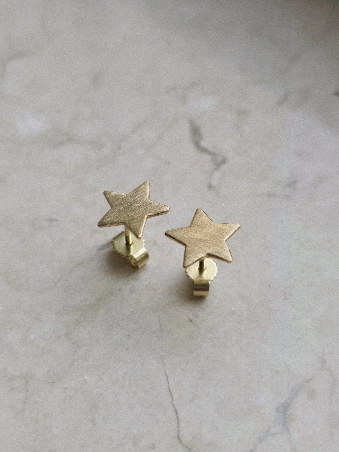 Sternenohrstecker - perfekte Alltagsbegleiter aus Gold oder Silber.
.
.
.
#Stars #studs #starstuds #handmadejewelry #goldearrings