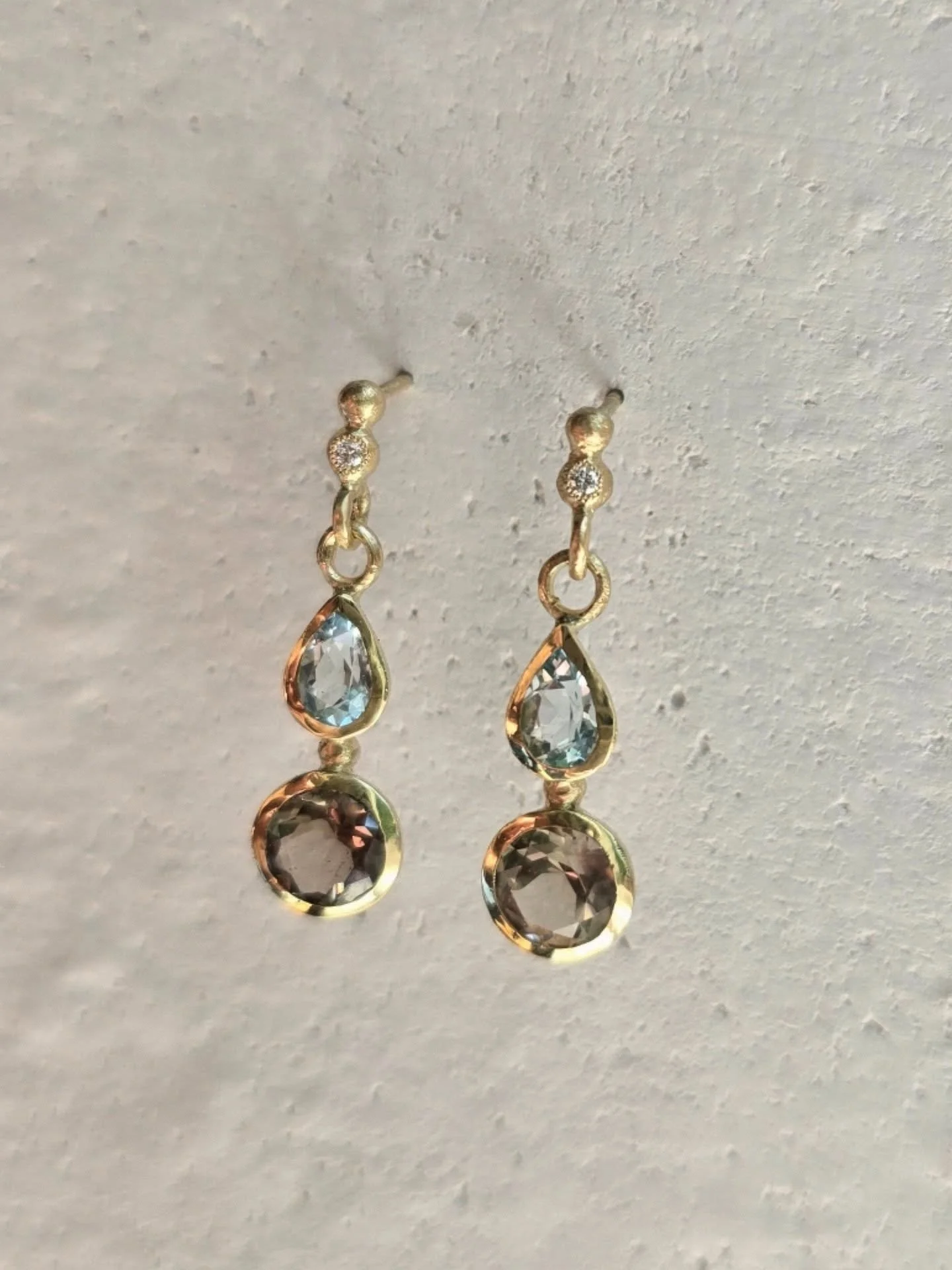 Grateful that someone asked me to remake those earrings (some might remember I made these around three years ago) and now I made them again, a touch different but still quite the same in its expression. Earth and water and a little bit of sky. ✨️
.
.