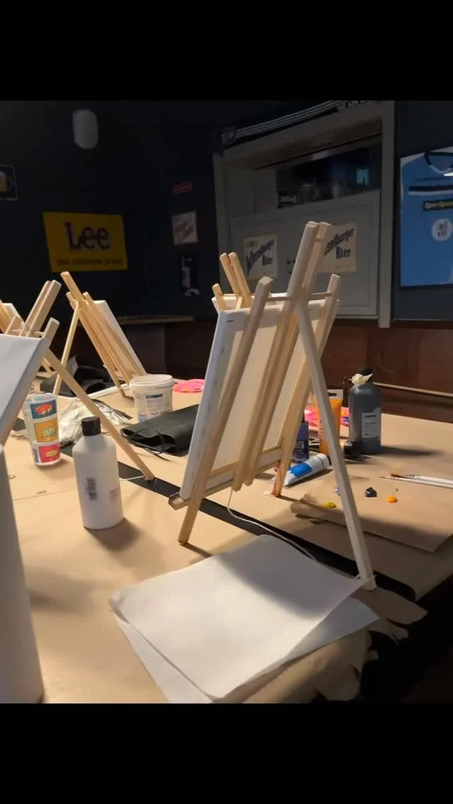 Painting and Pints @the.long.hall.vienna
Drinks, painting and lots of laughs. Try it yourself
Go to
www.chrisslevinarts.com/pubpainting
#paintingandpints #chrisslevinarts #thelonghallvienna #irishpub #painting #pints #viennaartist #irishartist