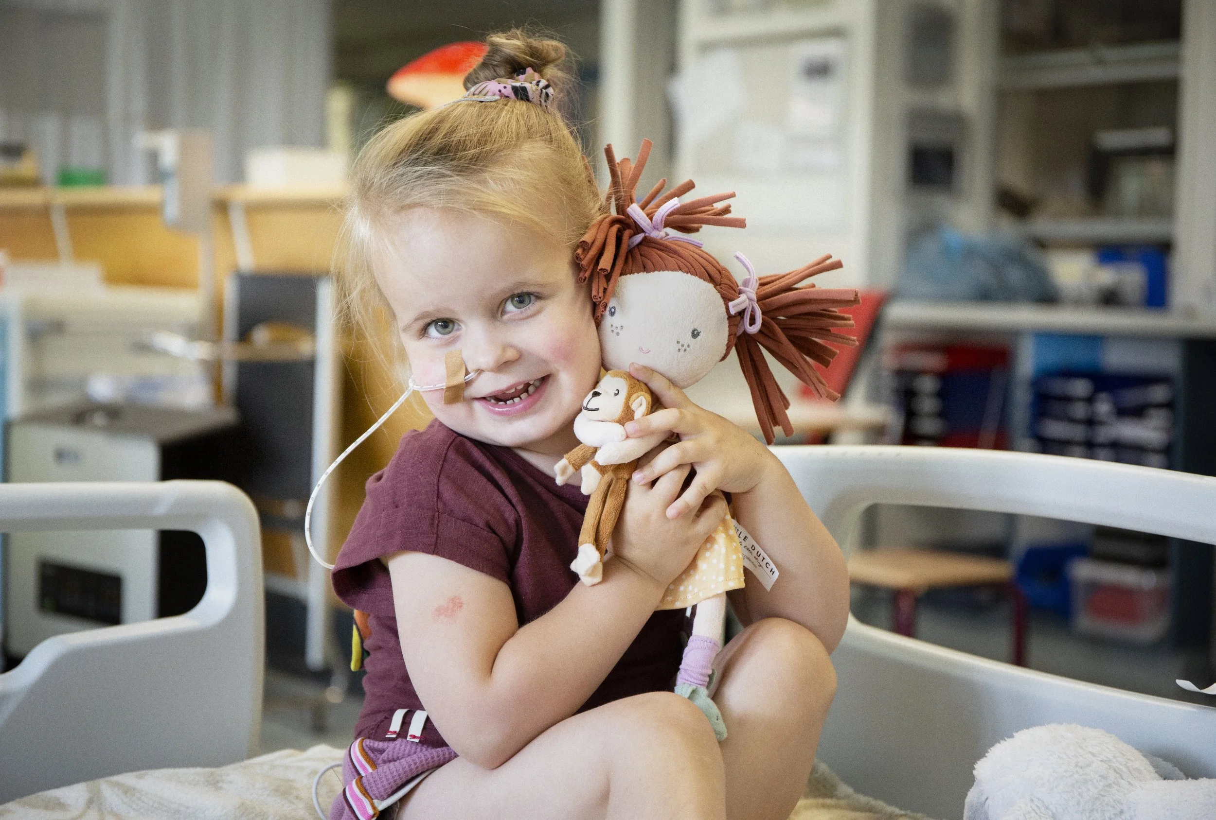 Klein meisje in het ziekenhuis