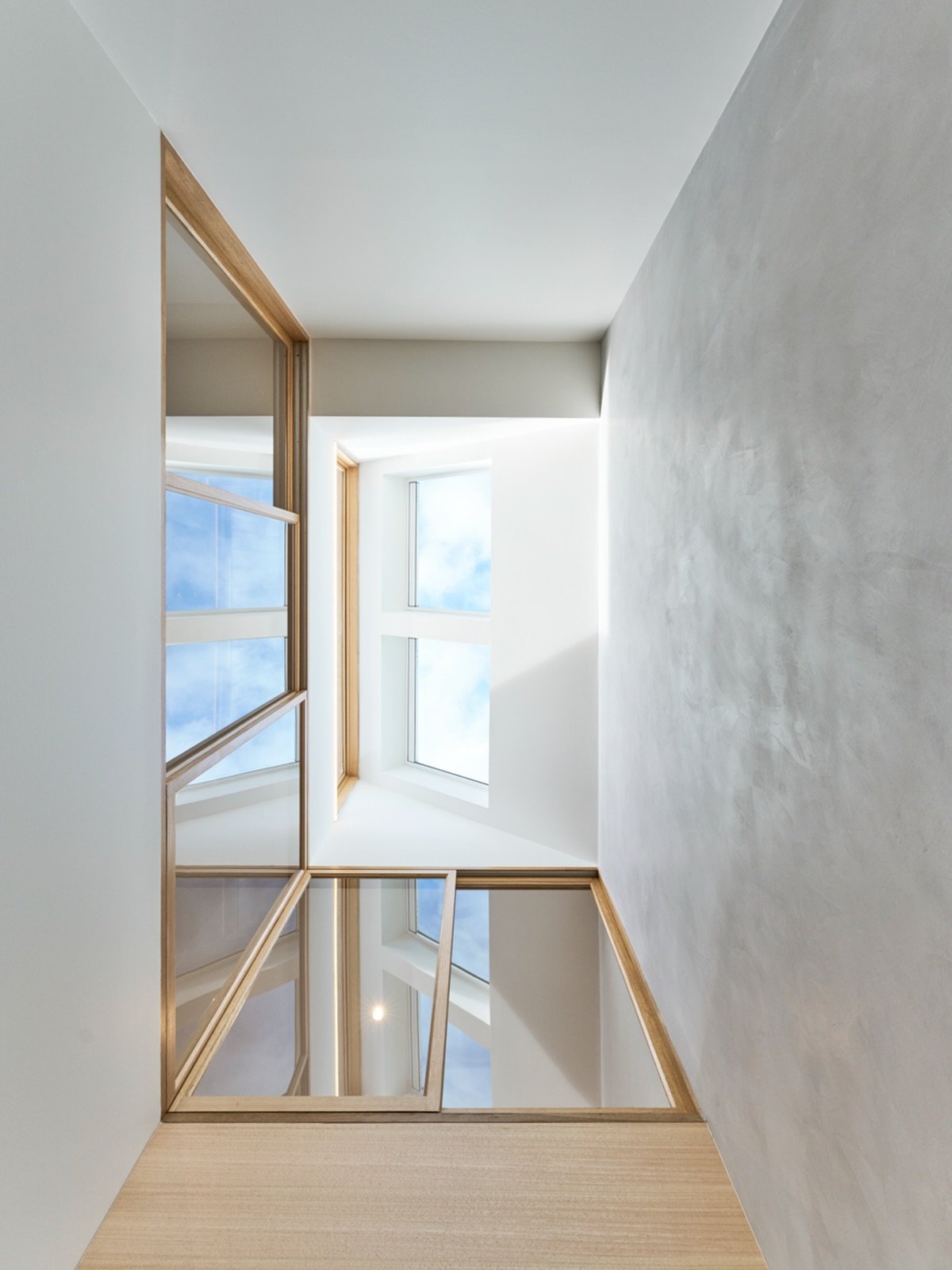 Bridging the gap between heritage and sky. A refined Light void transforms this Carlton terrace. 

@buro_architects 
📷 @jarrodbarnesphotography 

#melbournebuilder #architecture #homedesignideas #melbournearchitecture #melbourne
