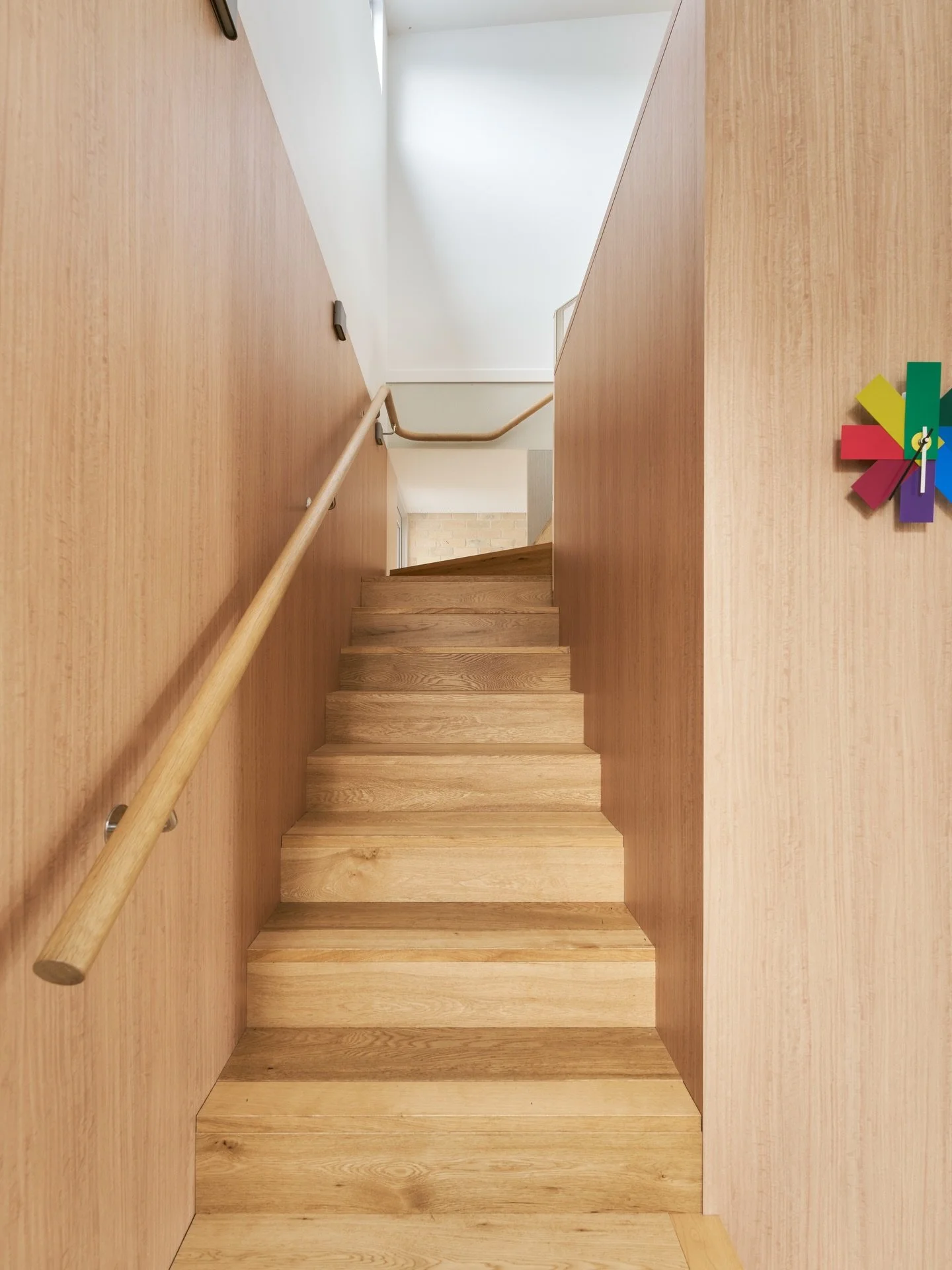 Sunlit timber stairs in Northcote. Clean, warm and quietly luxurious.

Architect: @erastudio.au 
Photos: @jarrodbarnesphotography 

#modernarchitecture
#luxuryhomes
#naturalmaterials
#interiordesign
#architecturaldetails