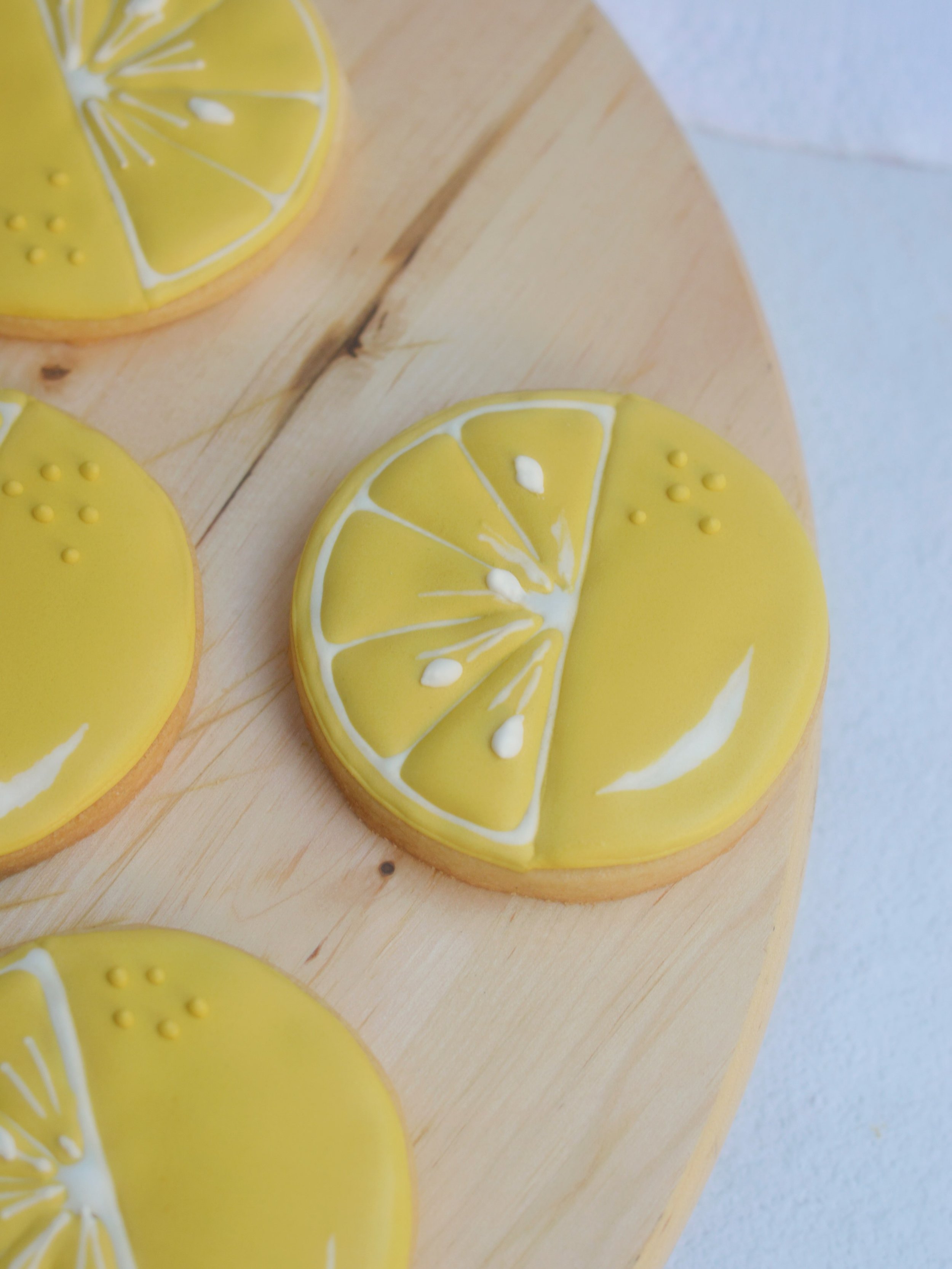 Happy Monday 🍋
Wishing you an easy peasy lemon squeezy start to August!
Sending you a little dose of colour and sugar cookie freshness from my studio🍋

#sugarcookies #cookieartist #manchesterbakes #lemon #lemoncookies