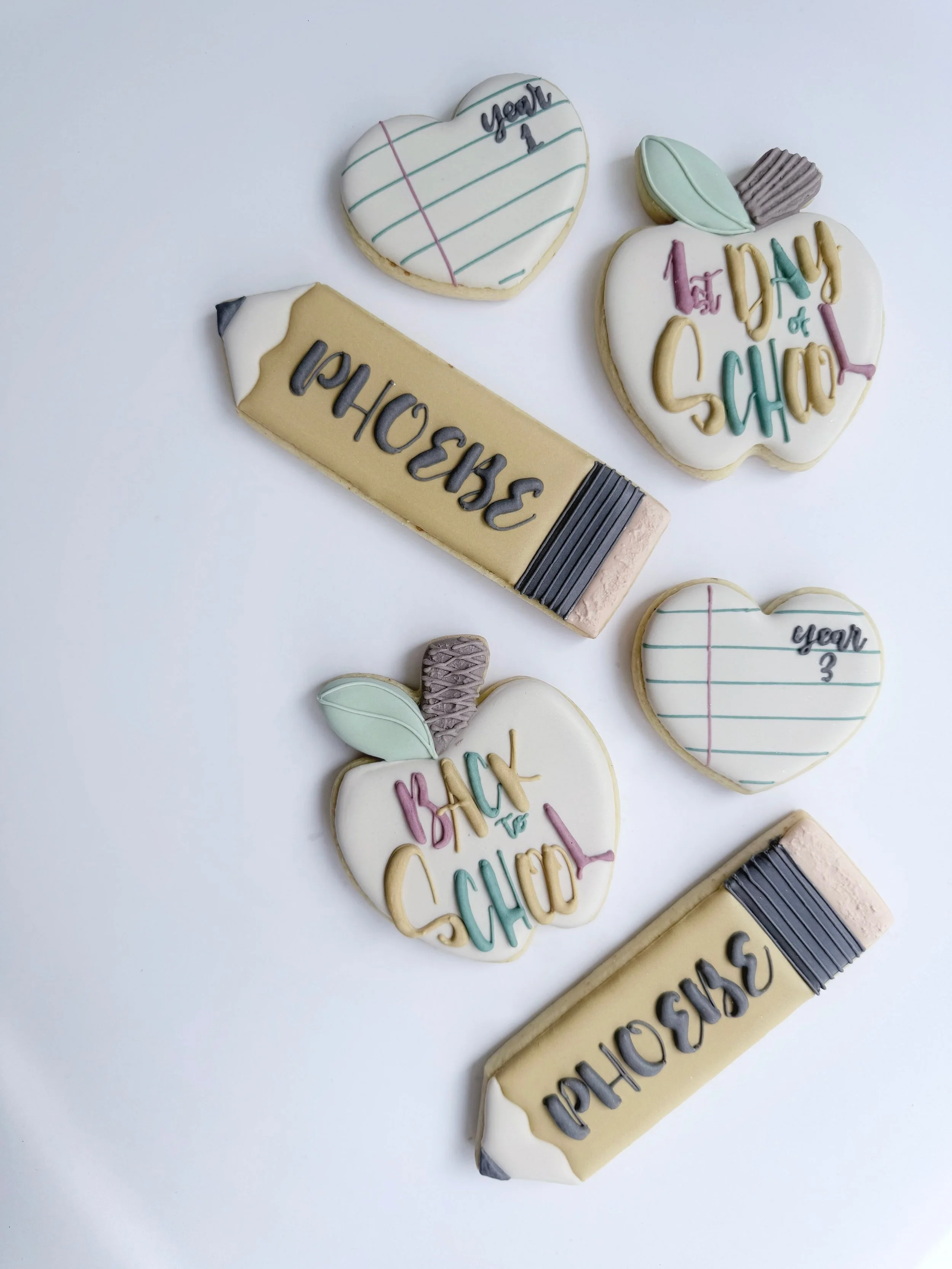 Say hello to my &lsquo;Back to School&rsquo; cookie boxes 🍪
They are cute, sweet, and fully personalised 🙌🏻 the perfect way to make their first day extra special
Get your hands on them , before it&rsquo;s too late 🤭 (I know it&rsquo;s still Augus