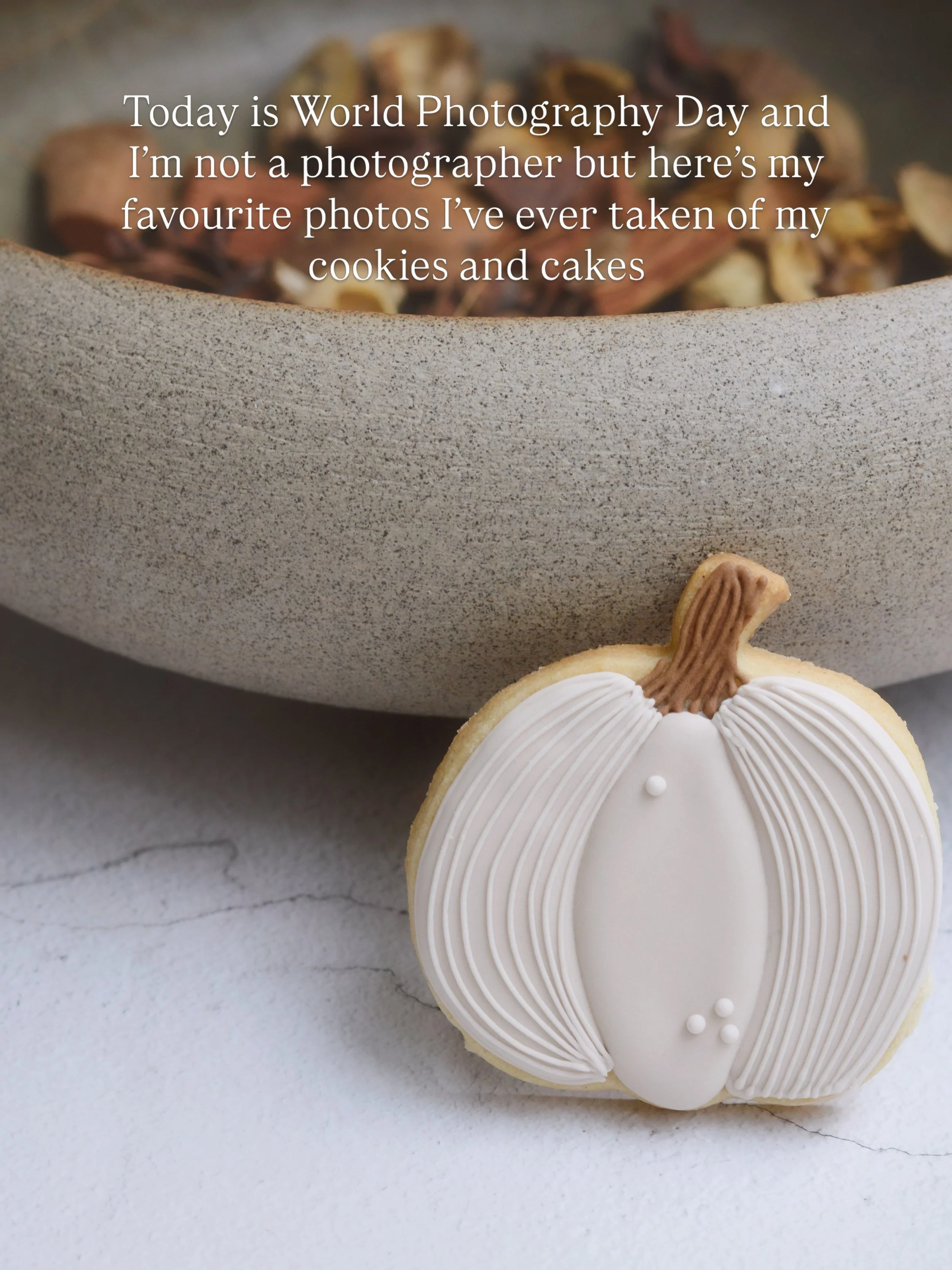 World Photography Day feels like the perfect excuse to share the pictures 📸 I&rsquo;m proudest of, handmade cookies and cakes captured in their best light ✨
I&rsquo;m no photographer, just someone who loves showing off every detail, from the icing t