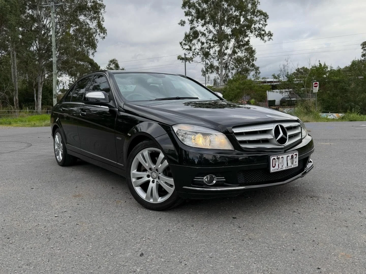 Pre-Sale detail, two step polish and engine bay clean on this 19 year old Mercedes. Brought back to its former glory. Paintwork was covered in swirls and scratches now glossy and shiny again. This car is available to buy on Marketplace.